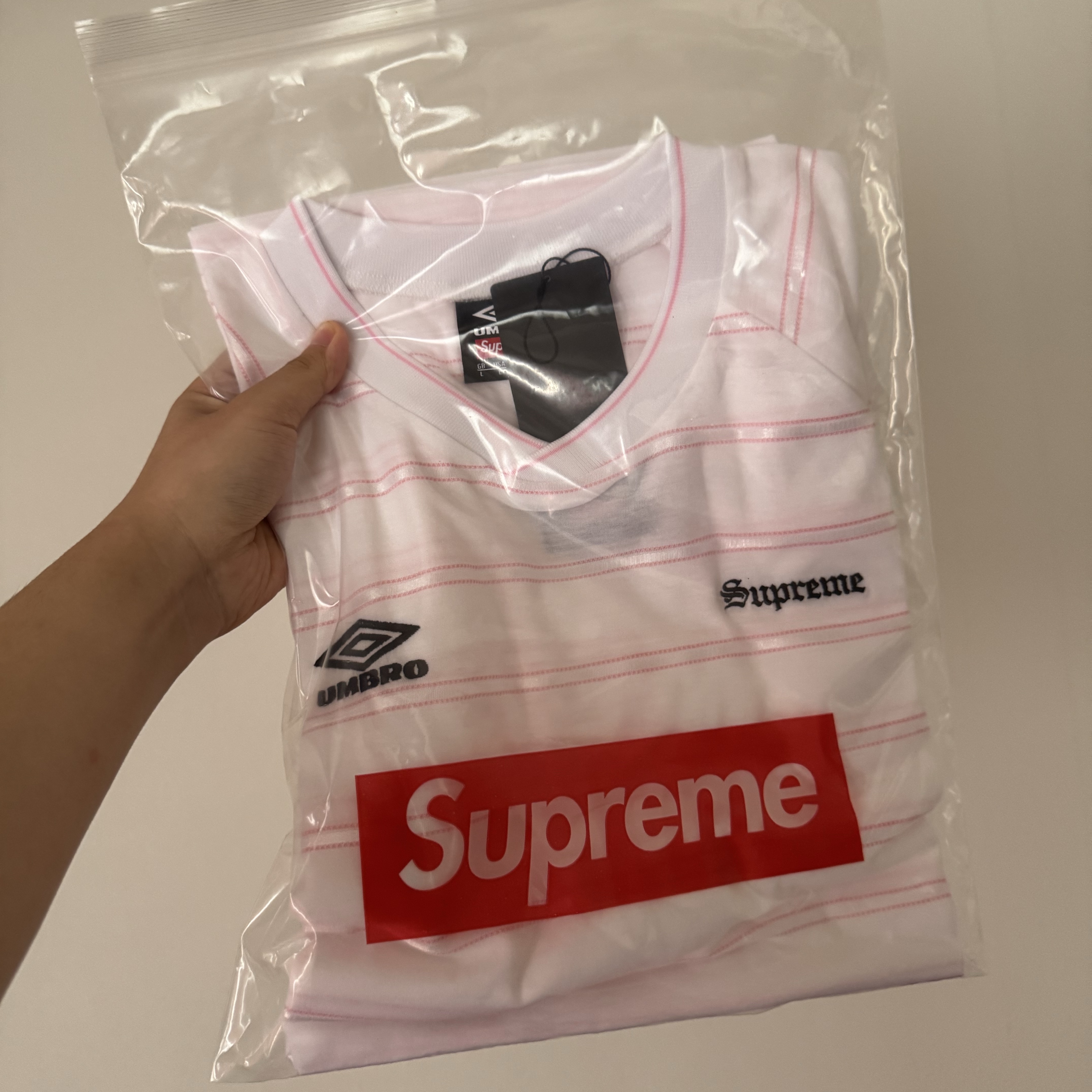 Supreme x Umbro Stripe Soccer Jersey White - 25SS, Palace Fairy P New Era 59Fifty Navy - 25SS 착용 스타일 - 2