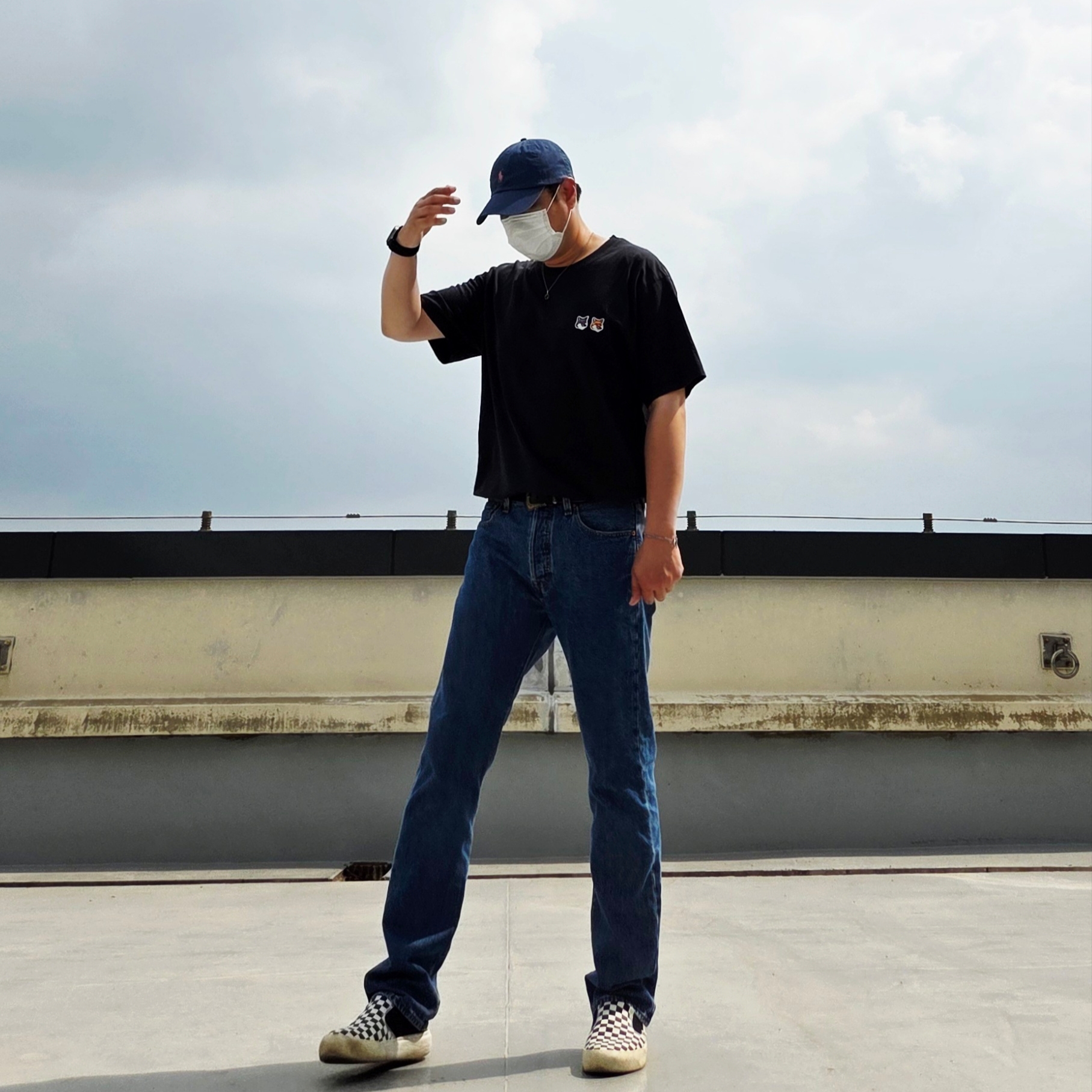 Vans Checkerboard Comfycush One Black, Maison Kitsune Double Fox Head Patch Classic T-Shirt Anthracite 착용 스타일 - 4