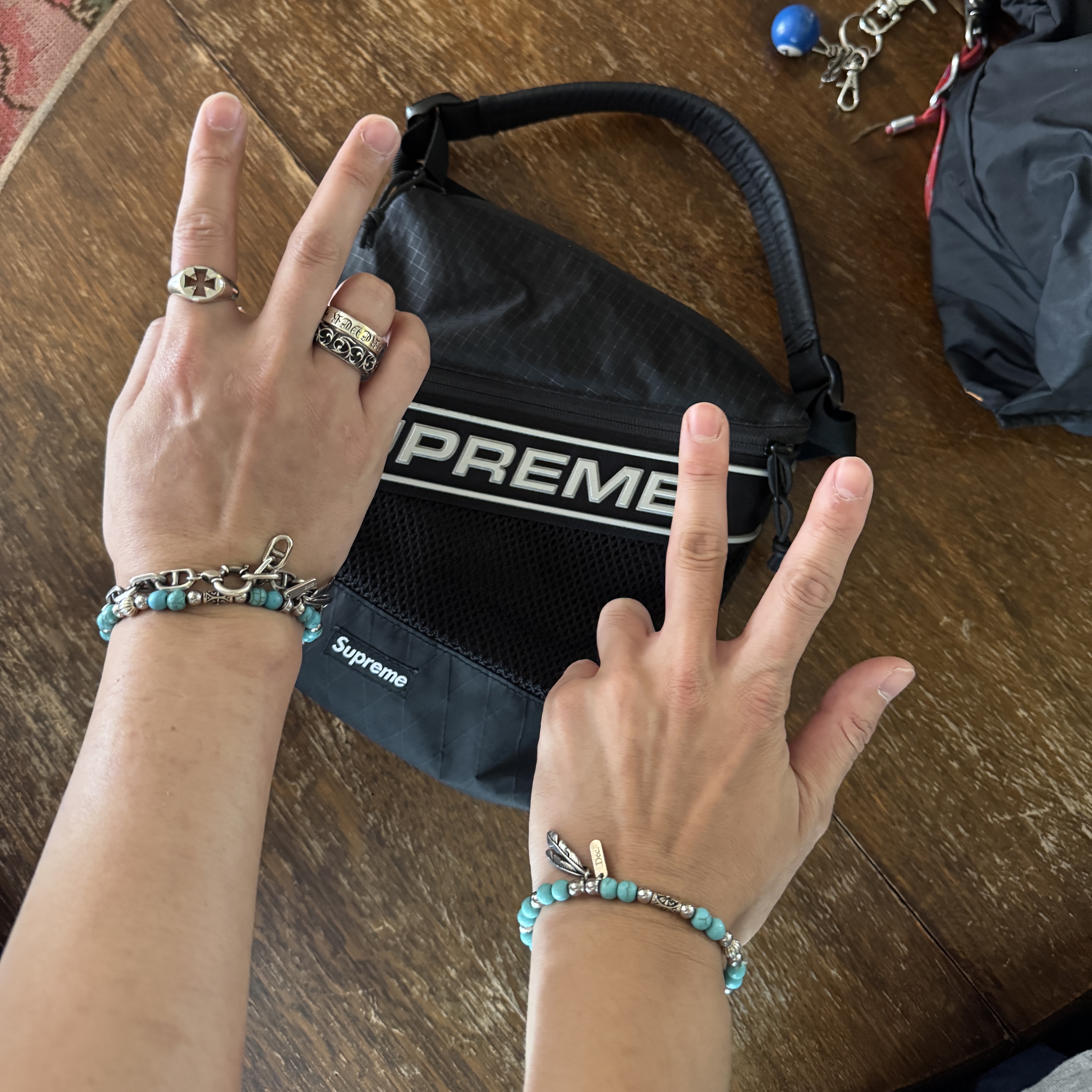 December Ten Turquoise Beads Bracelet, Supreme Field Side Bag Black - 23SS 착용 스타일