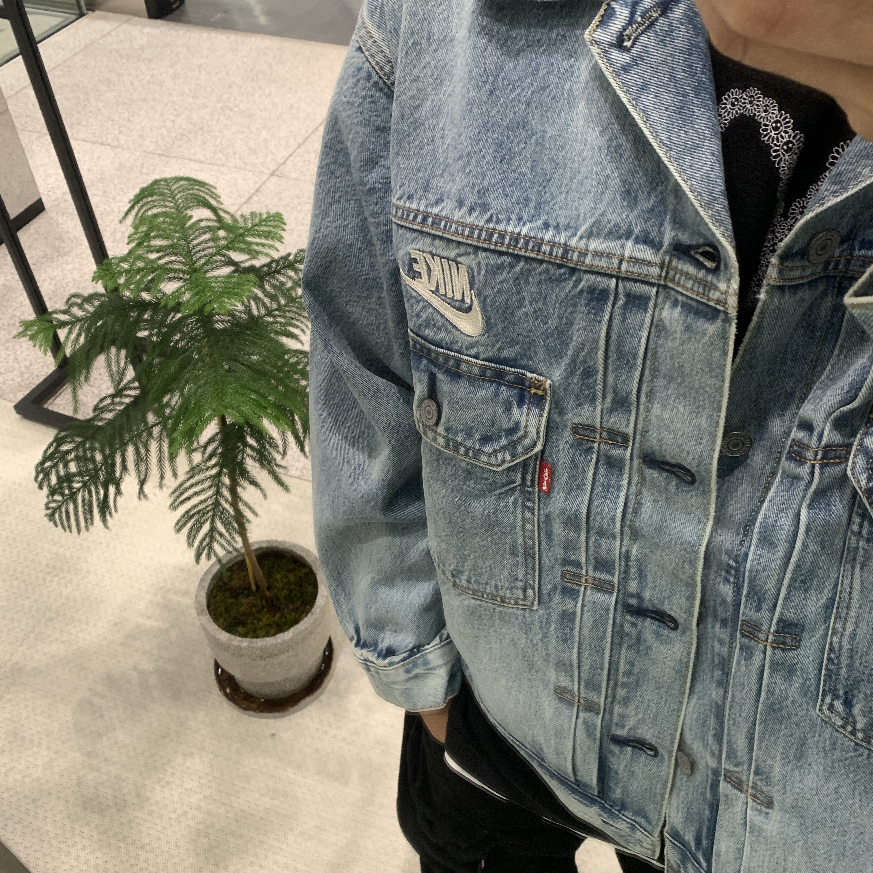 Levi's x Nike Trucker Jacket Light Blue 착용 스타일 - 7