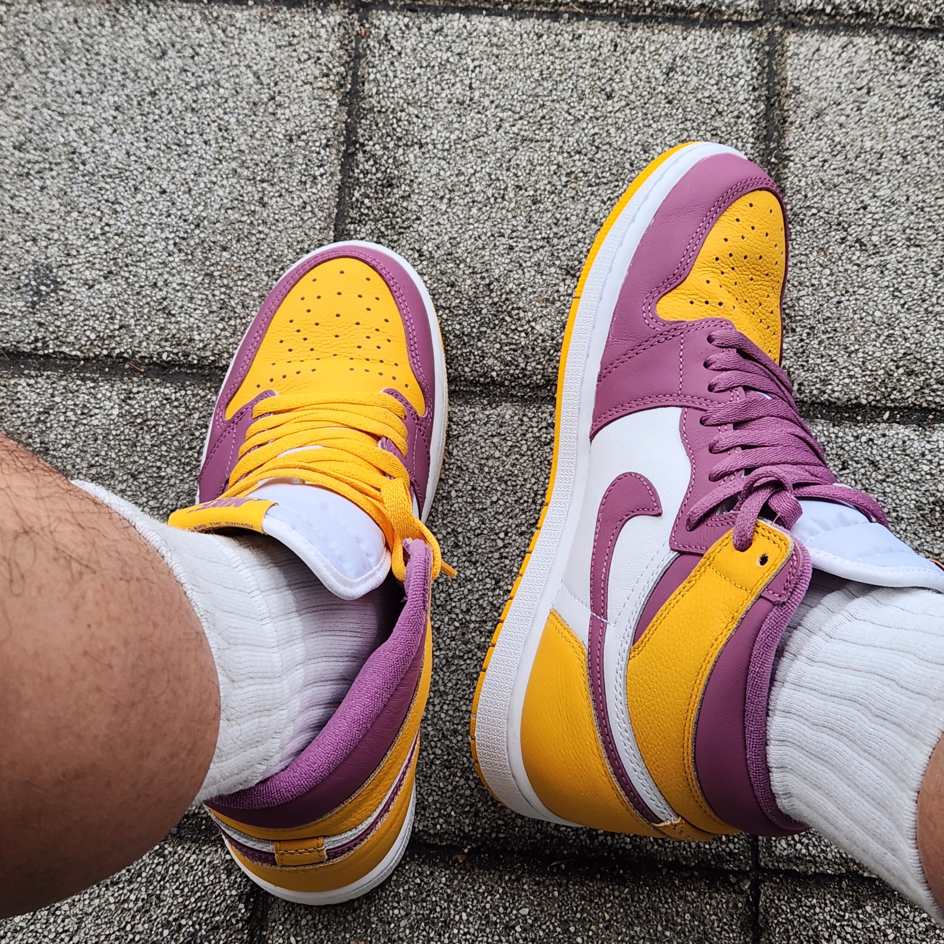 Jordan 1 Retro High OG University Gold Light Bordeaux 착용 스타일