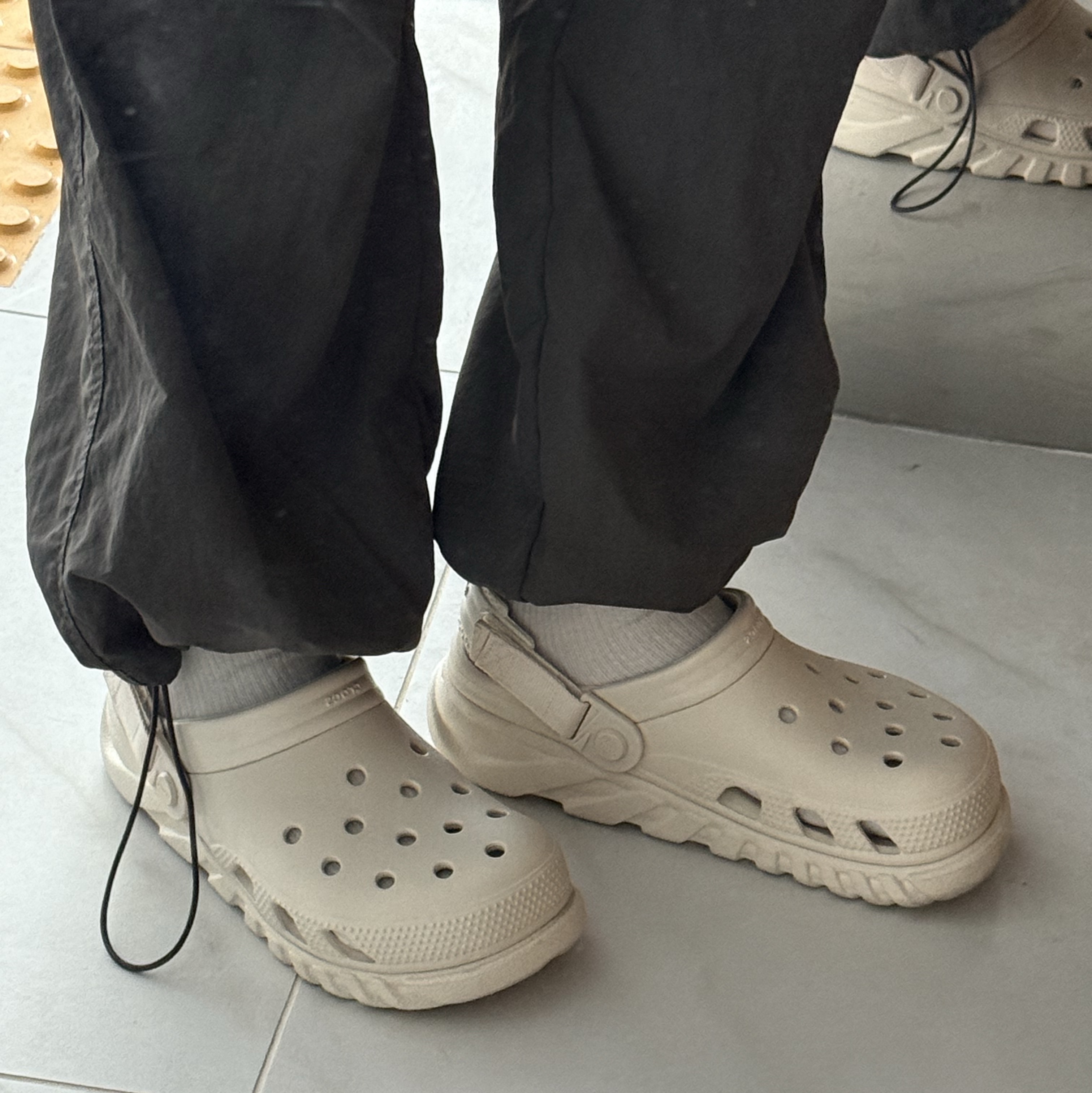 Crocs Duet Max II Clog Stucco 착용 스타일 - 2