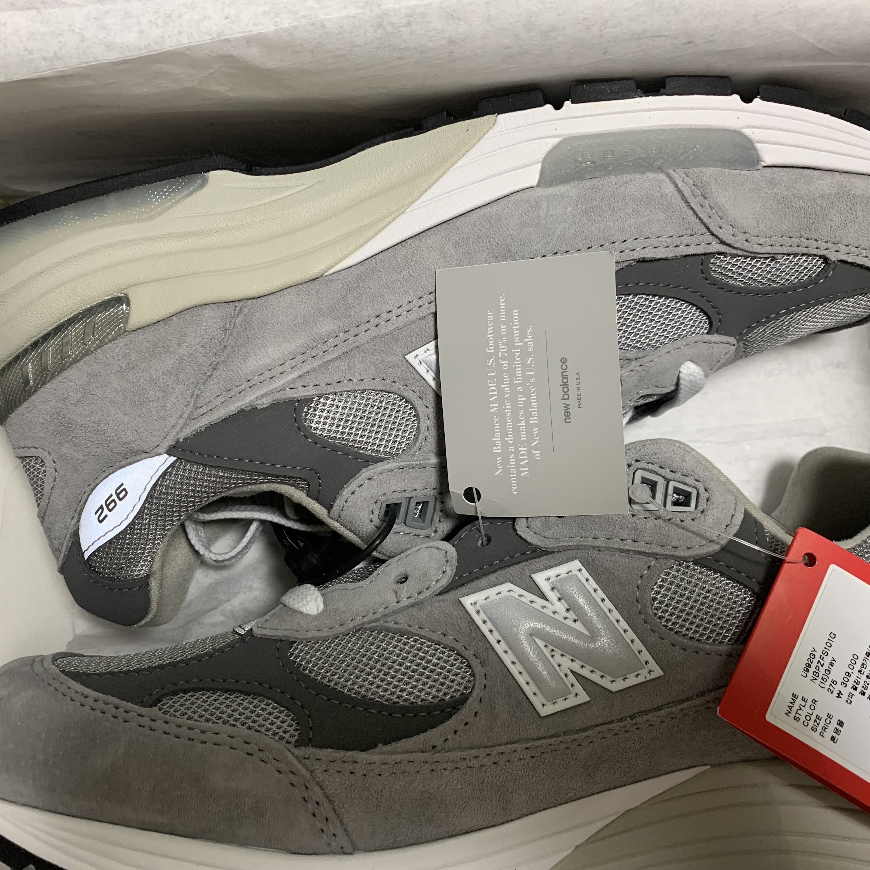 New Balance 992 Made in USA Core Grey Silver Metallic 착용 스타일