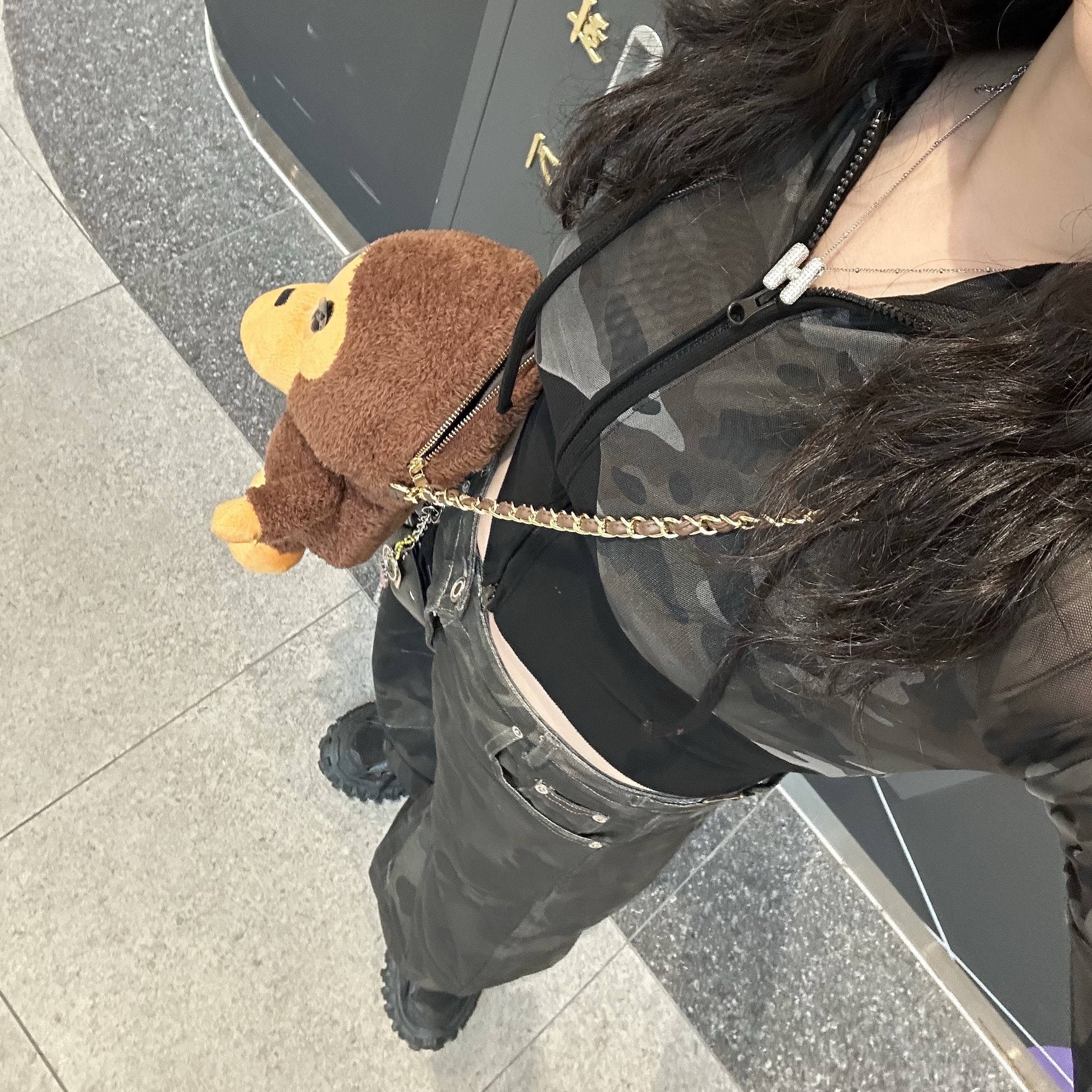 (W) Hysteric Glamour On Skull Pick Necklace Silver, BAPE Baby Milo Chain Bag Brown 착용 스타일 - 4