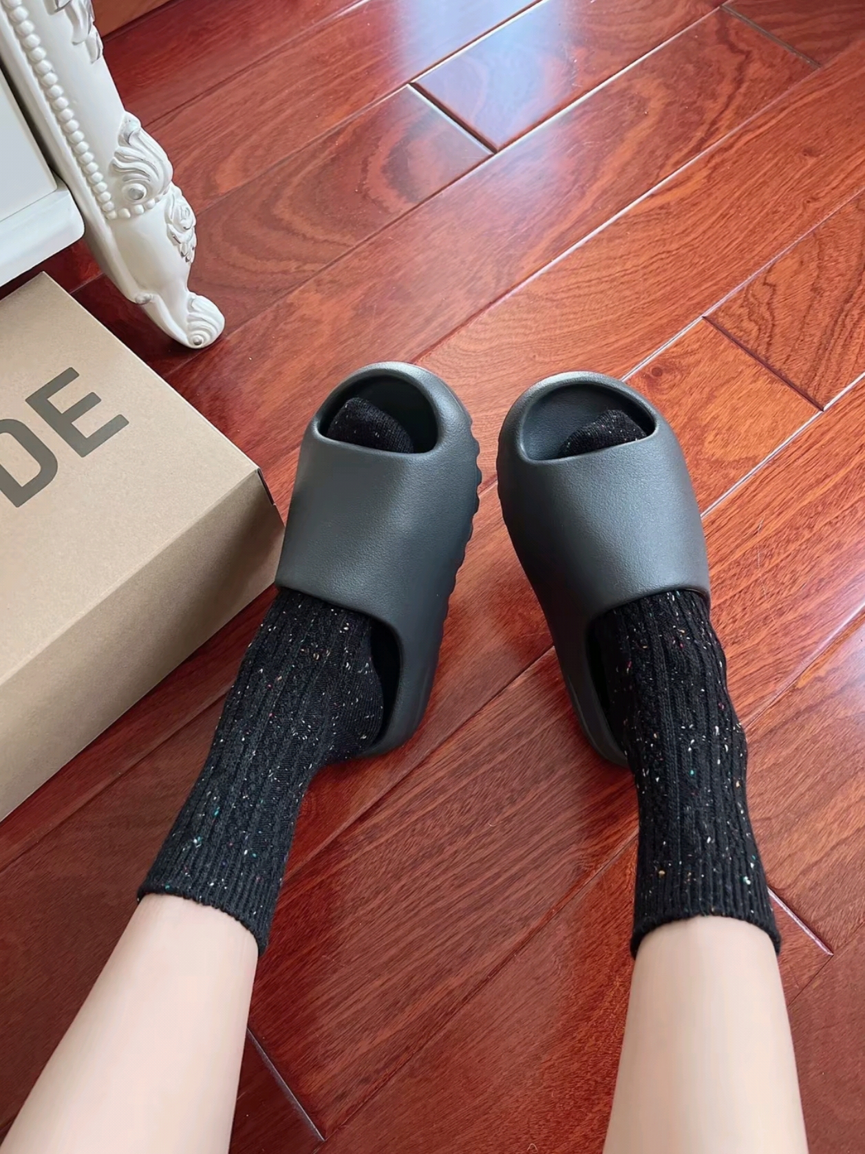 Adidas Yeezy Slide Onyx 착용 스타일