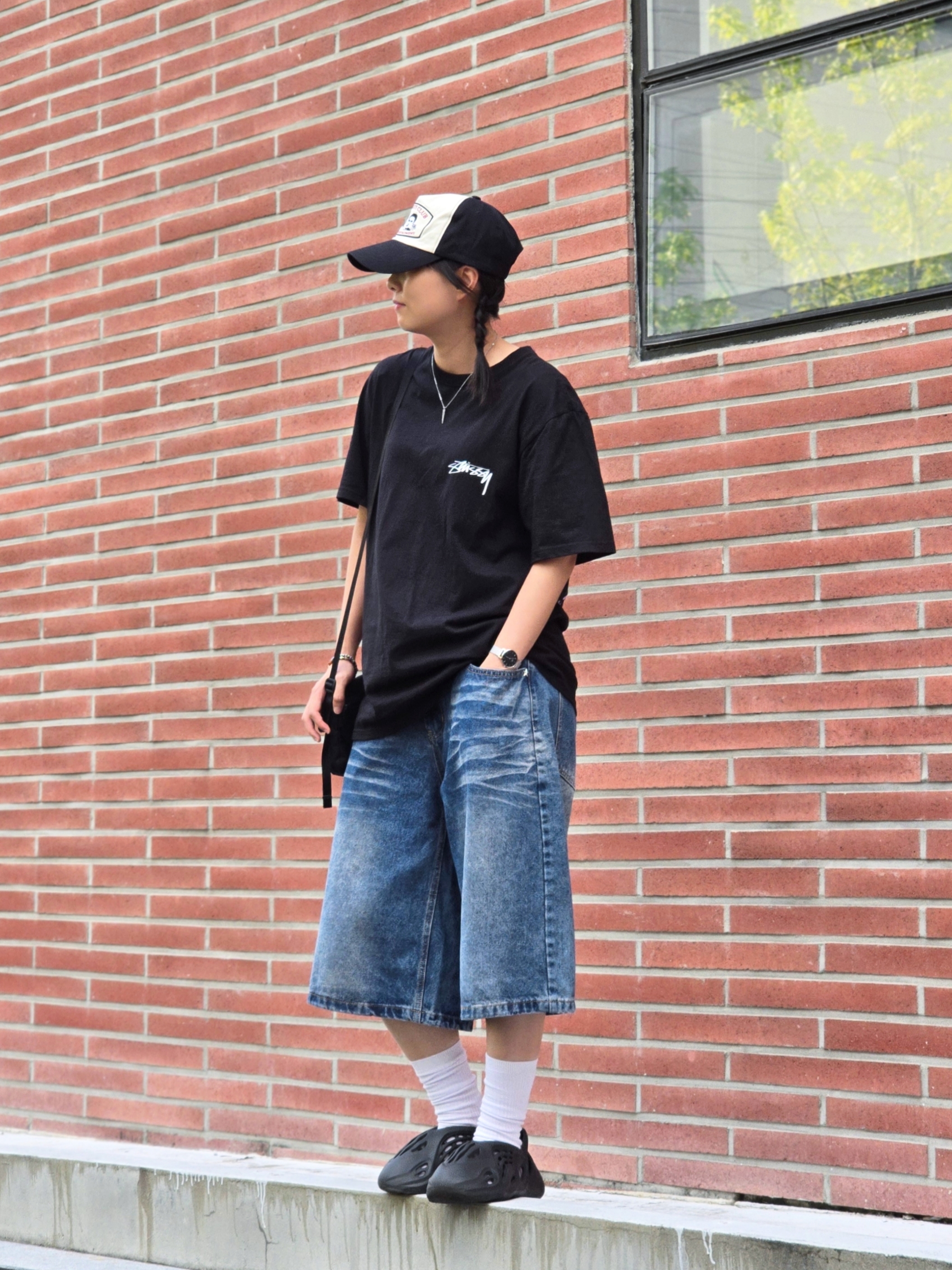 Stussy Sphinx T-shirt Black, Adidas Yeezy Foam RNNR Onyx 착용 스타일 - 2