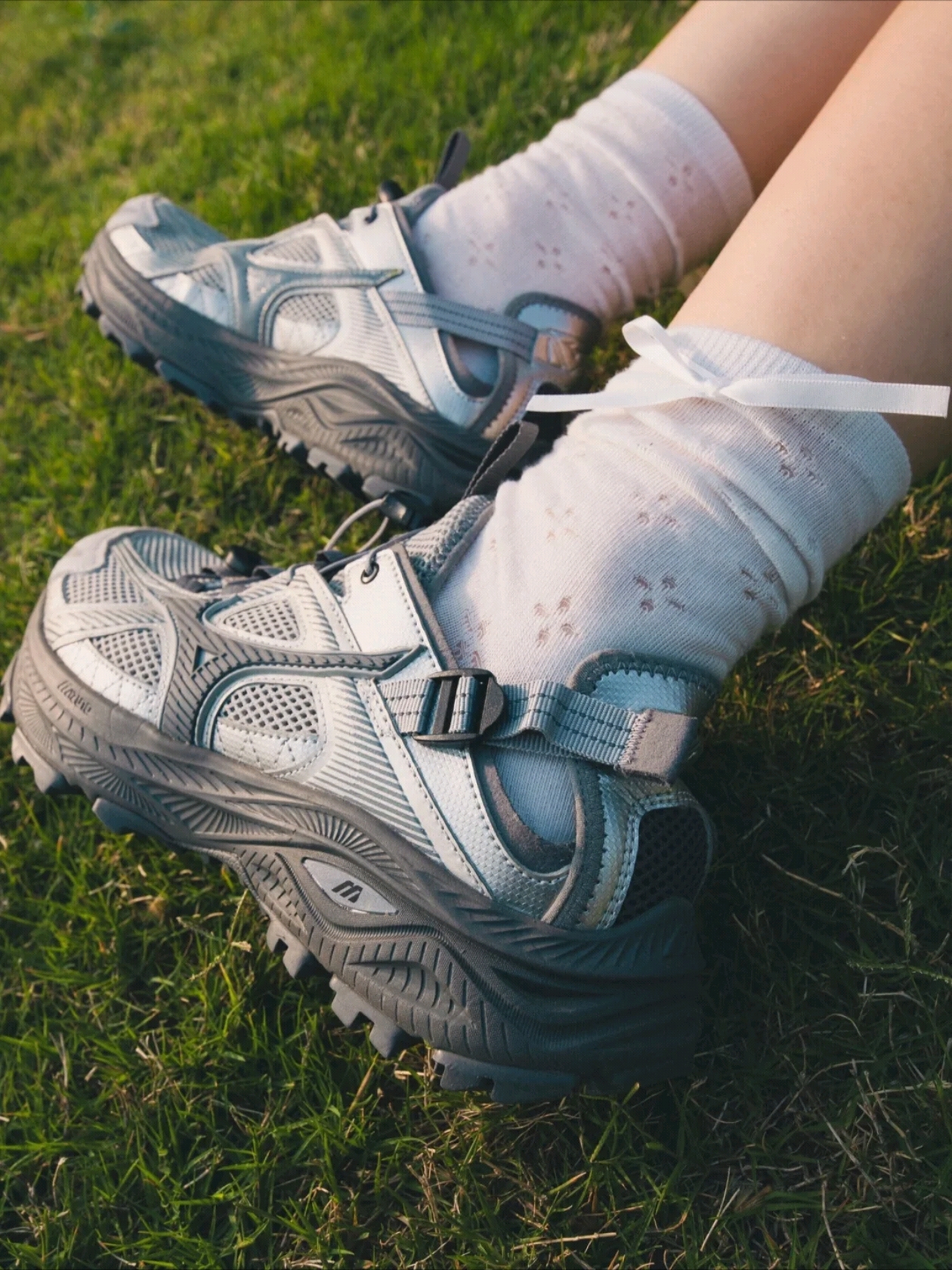 Adidas Samba OG Cloud White, Mizuno Racer Trail SE Silver Grey 착용 스타일 - 2