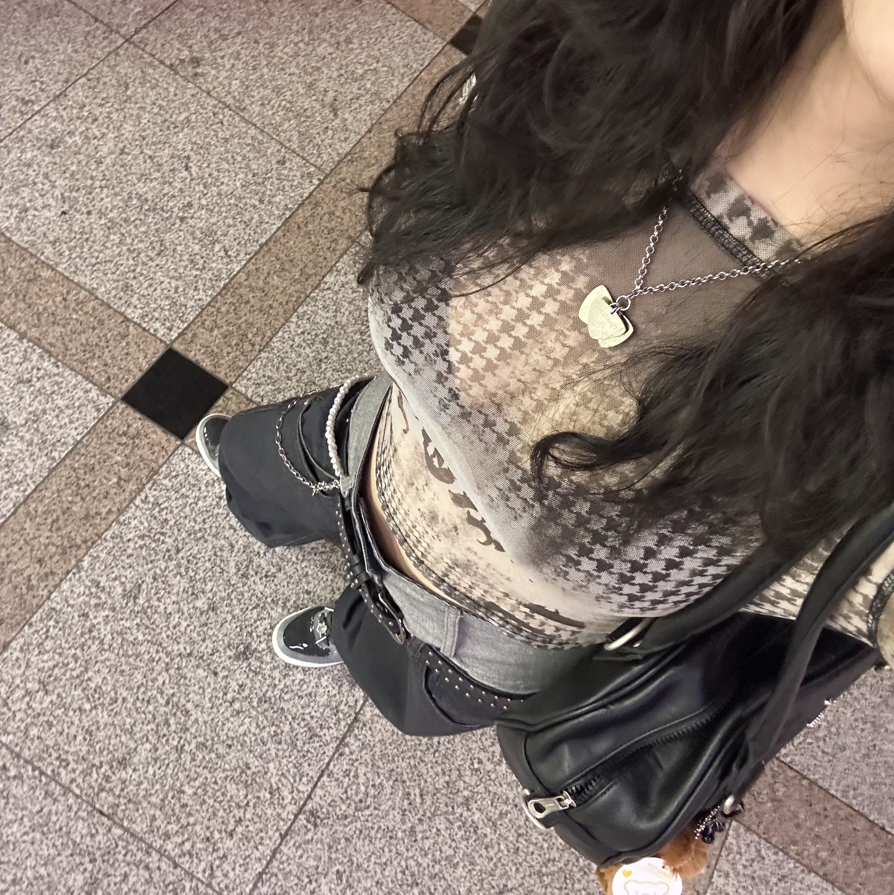 (W) Hysteric Glamour On Skull Pick Necklace Silver, BAPE Baby Milo Chain Bag Brown 착용 스타일 - 1