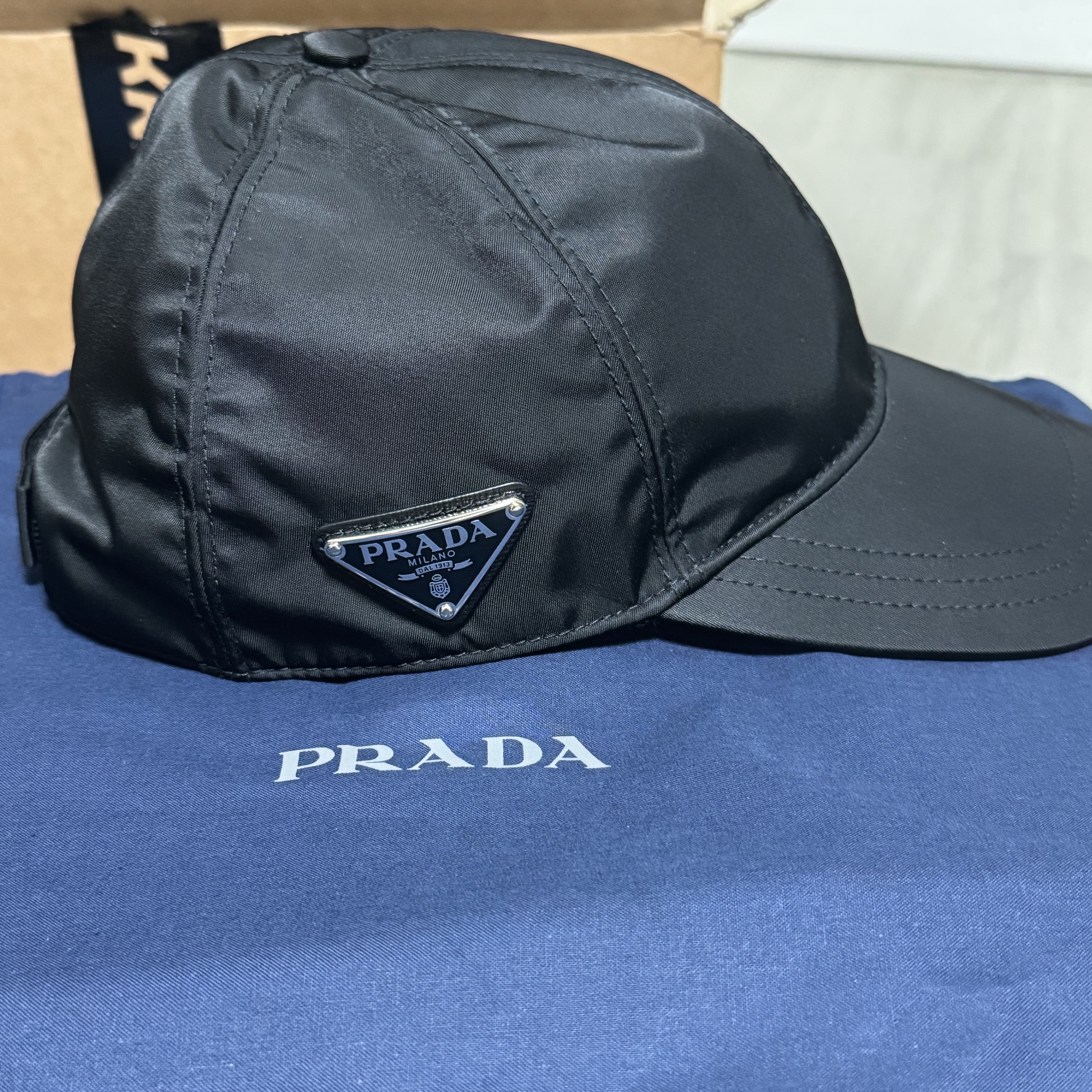 Prada Re-Nylon Baseball Cap Black 착용 스타일 - 2