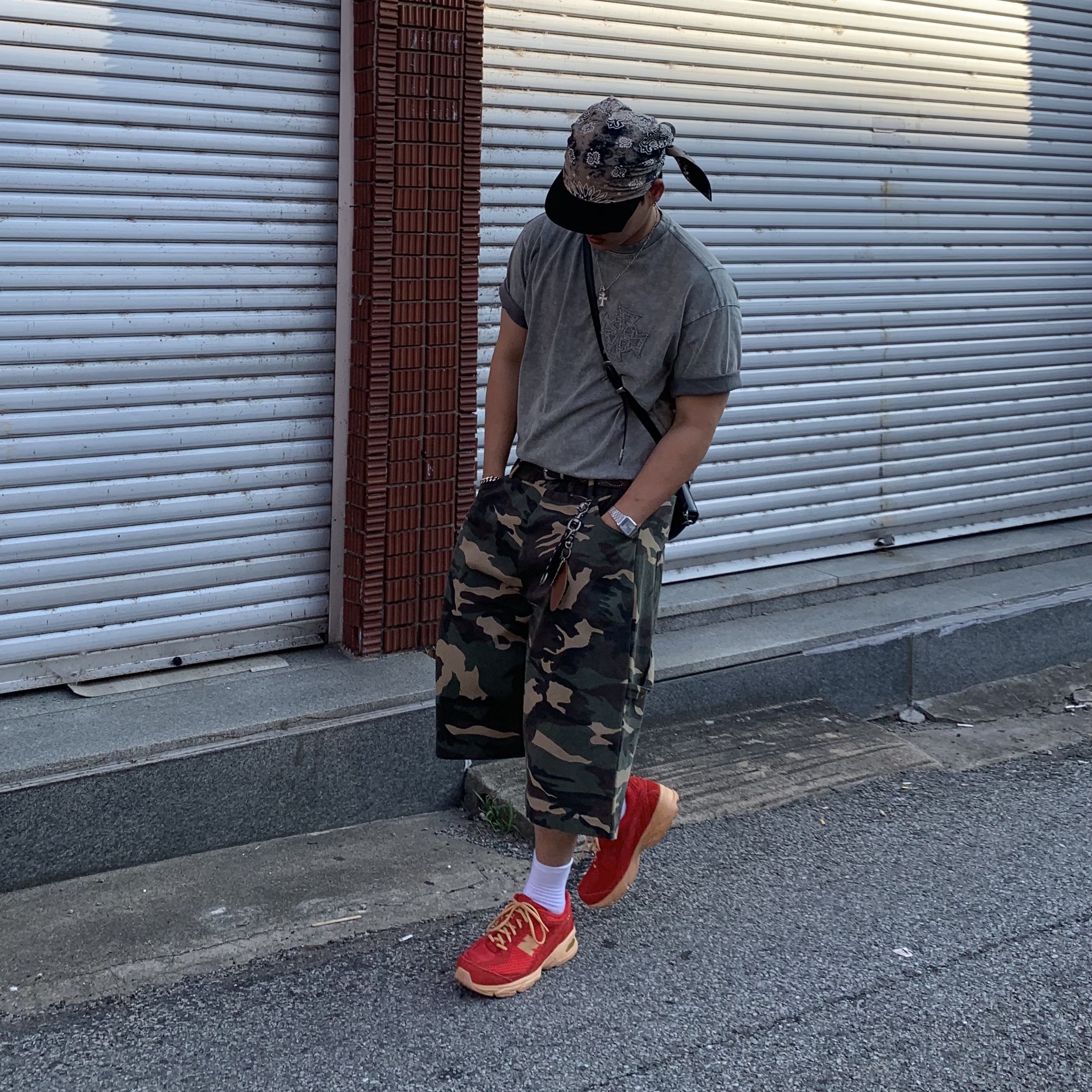 SLOW RECORD HOUSE Carpenter Bermuda Wide Camo Pants Vintage Green, New Balance 509 Deep Red 착용 스타일 - 1
