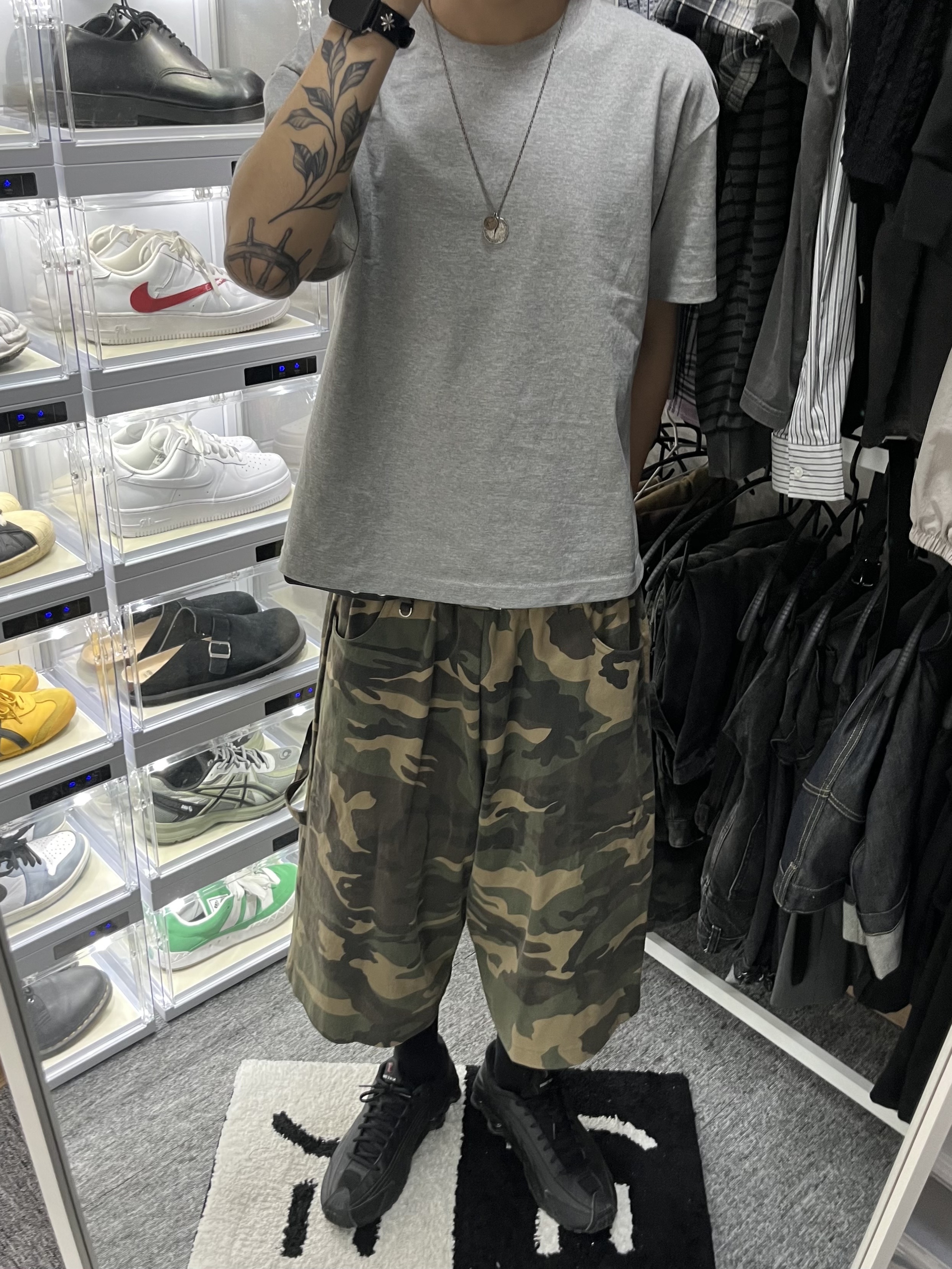 (W) Nike Shox R4 Black, SLOW RECORD HOUSE Carpenter Bermuda Wide Camo Pants Vintage Green 착용 스타일 - 3