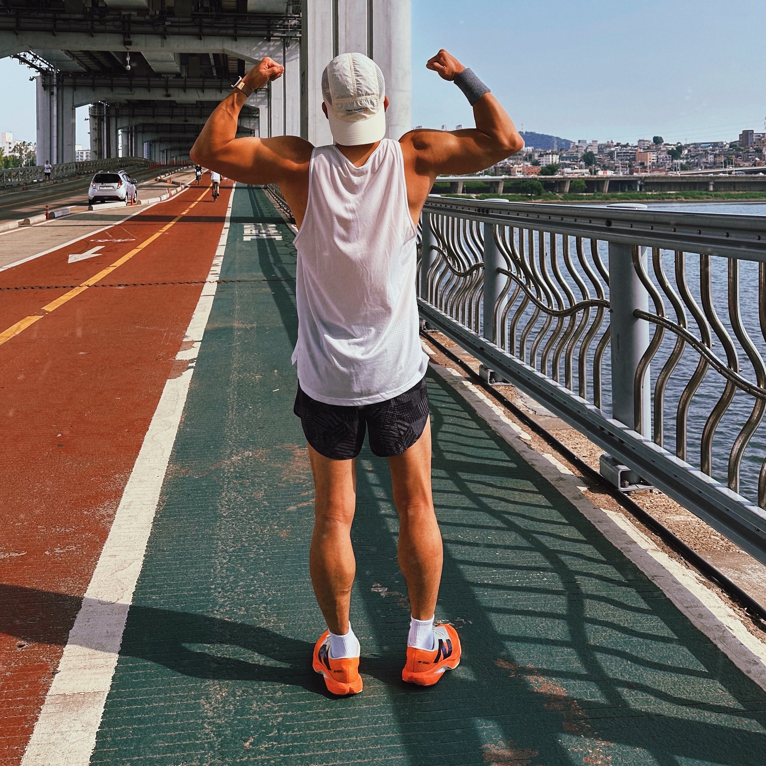 New Balance Fuelcell Rebel v4 Hot Mango Angora - 2E Wide, New Balance Color Point Performance Mesh Cap Cream 착용 스타일