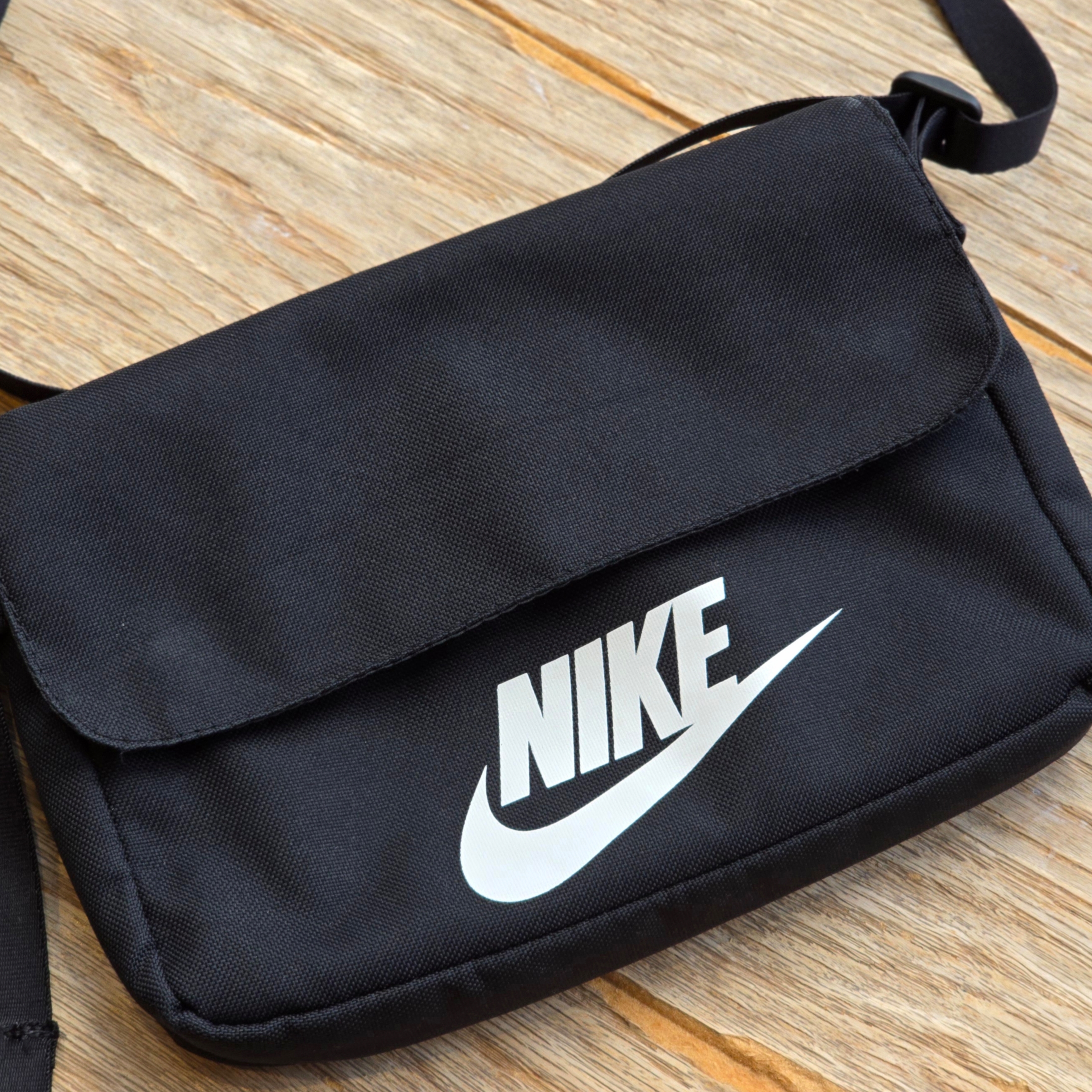 Nike NSW Futura 365 Crossbody Bag 3L Black 착용 스타일