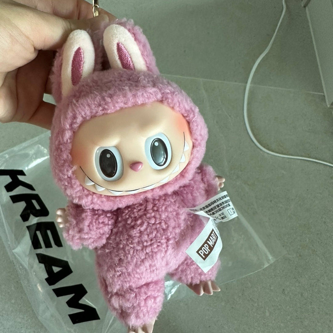 Pop Mart Labubu The Monsters Labubu Tasty Macarons Series Lyche Berry Keyring 착용 스타일