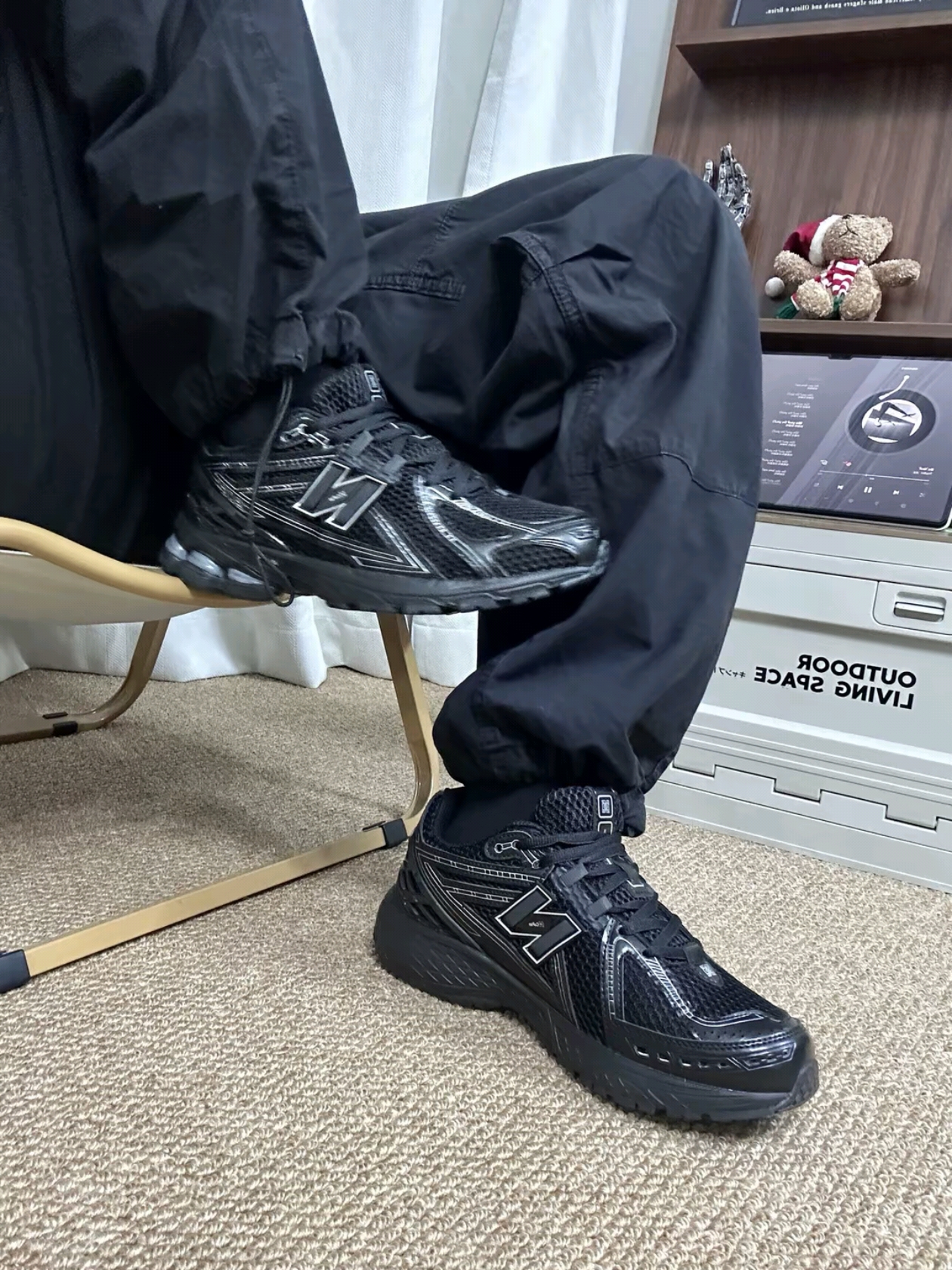 New Balance 1906R Black Silver Metallic 착용 스타일