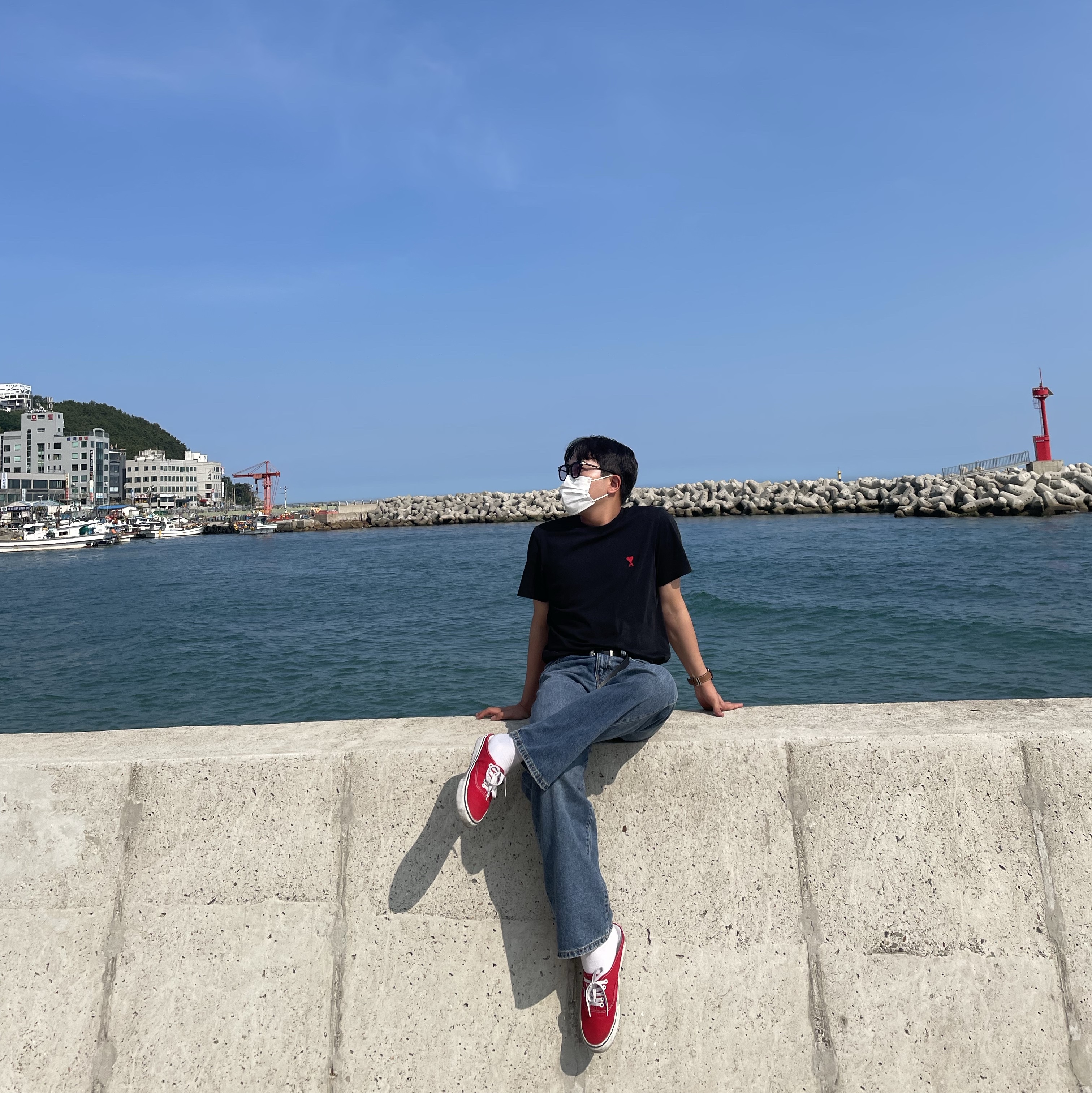Vans Authentic Mule Racing Red True White, AMI de Coeur T-Shirt Black 착용 스타일