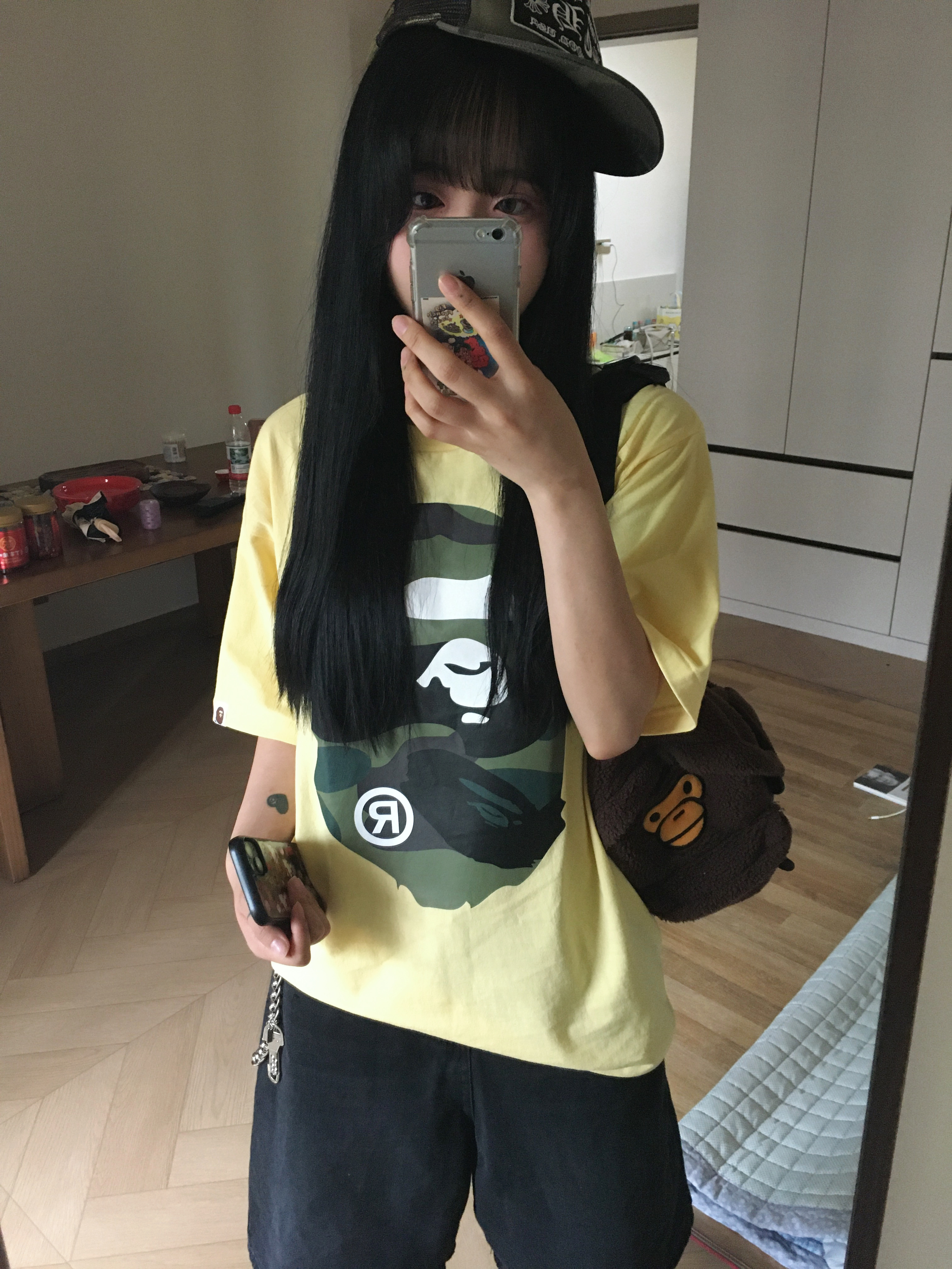 BAPE Baby Milo Mini Fur Backpack Brown, BAPE Giant 1st Camo Big Ape Head T-Shirt Yellow Green 착용 스타일 - 2
