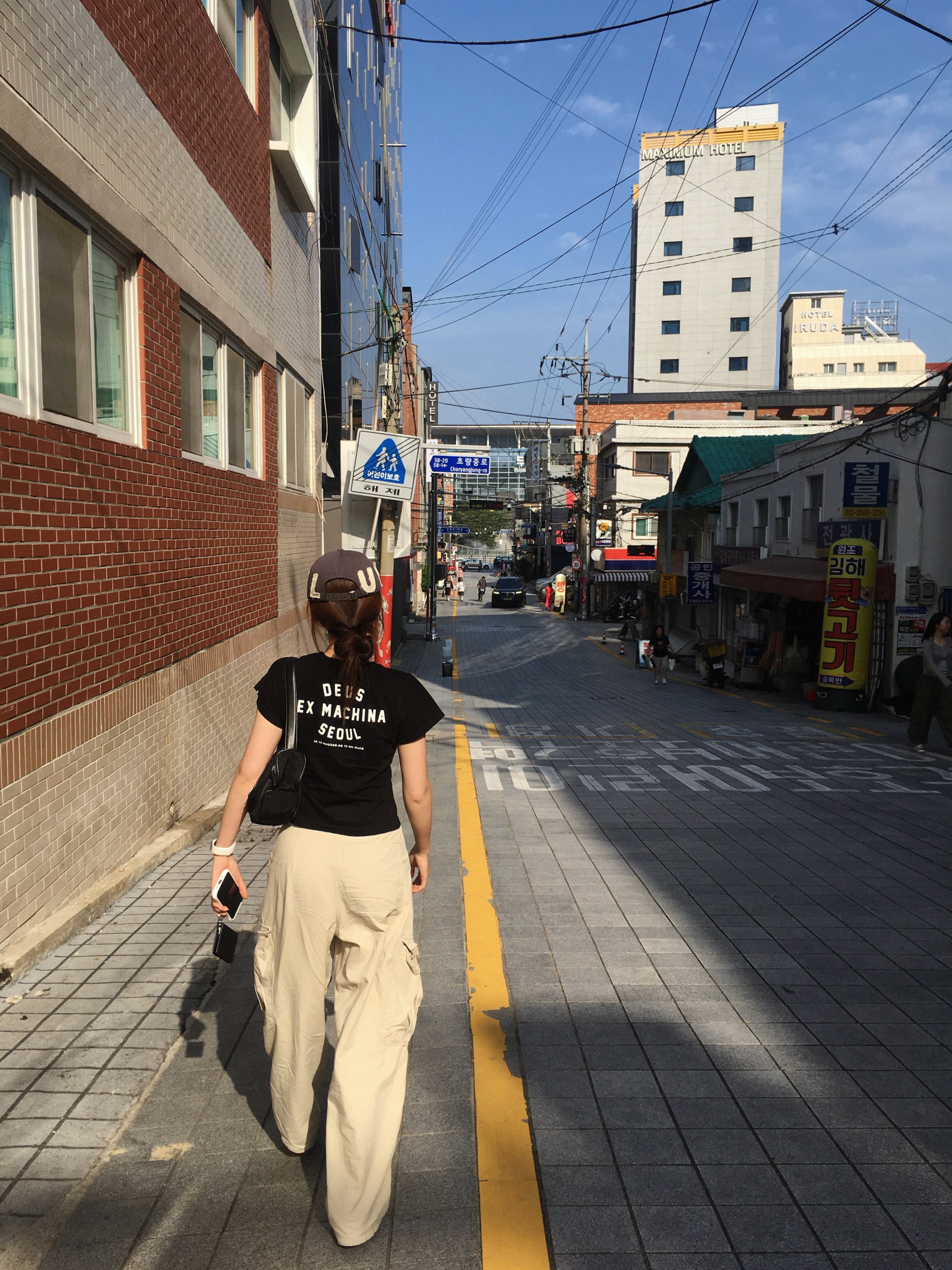 Sunlove Cut Off Capital Cap Charcoal, (Kids) Deus Ex Machina College Seoul T-Shirt Black 착용 스타일 - 2
