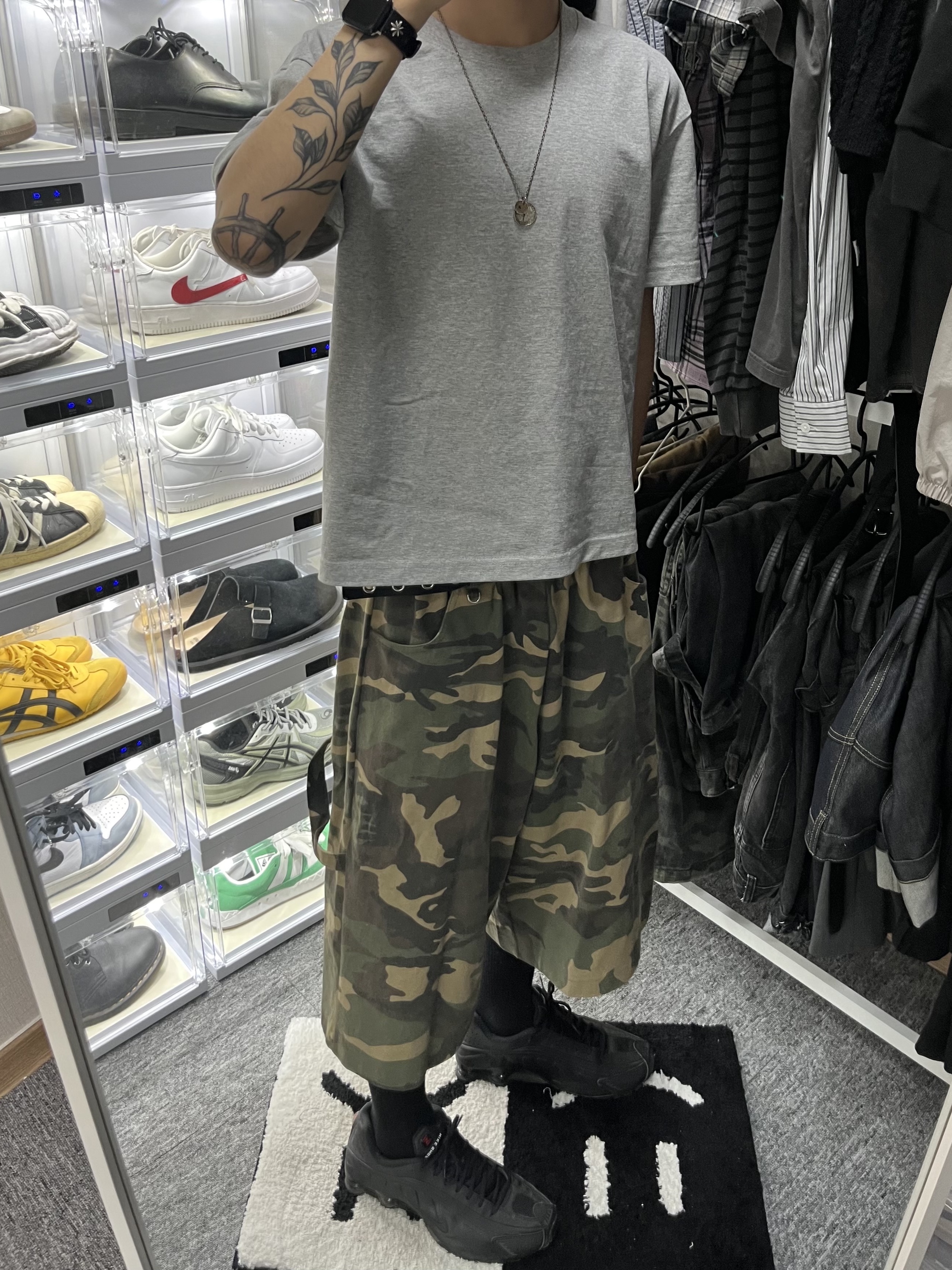 (W) Nike Shox R4 Black, SLOW RECORD HOUSE Carpenter Bermuda Wide Camo Pants Vintage Green 착용 스타일 - 2