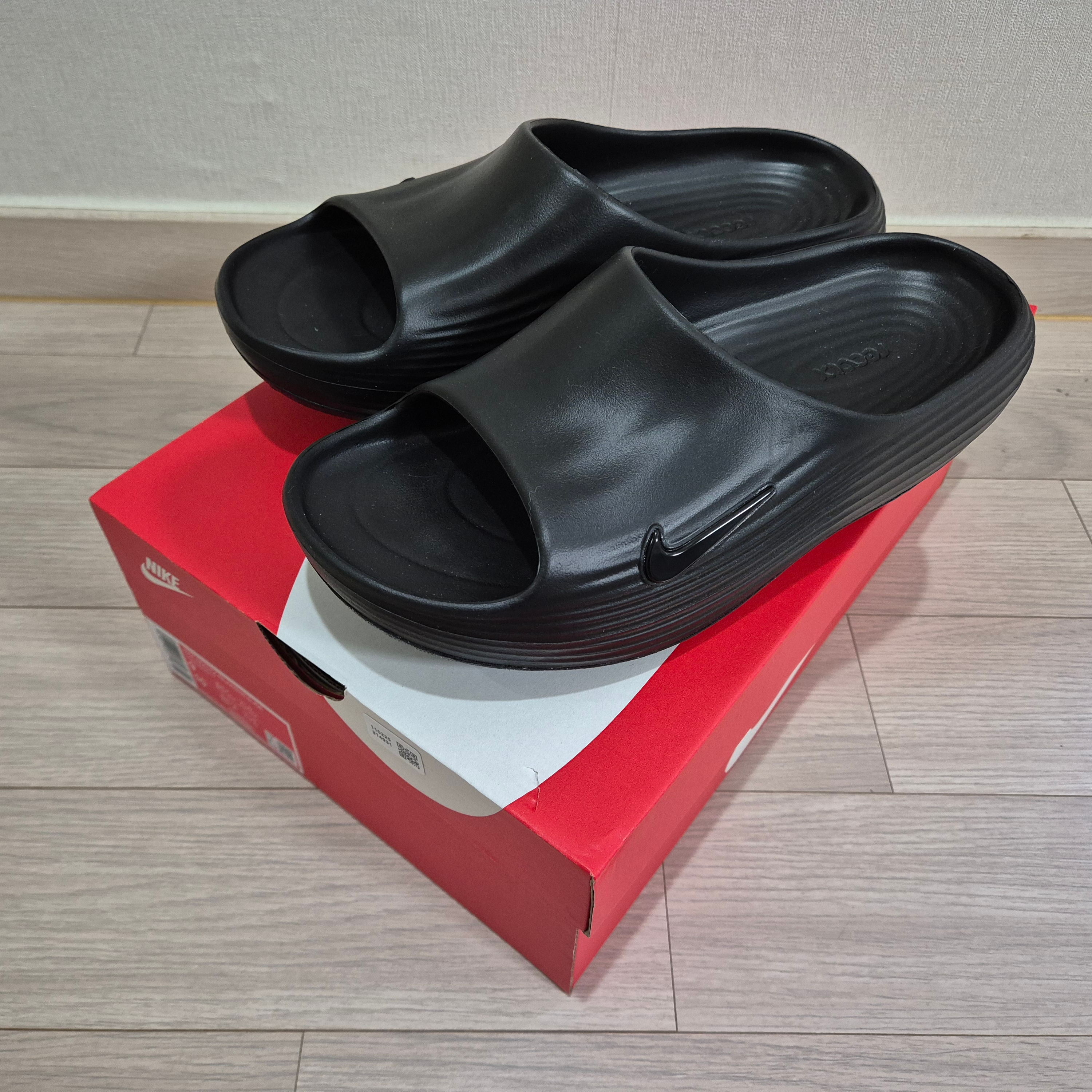 Nike ReactX Rejuven8 Slide Black 착용 스타일 - 1