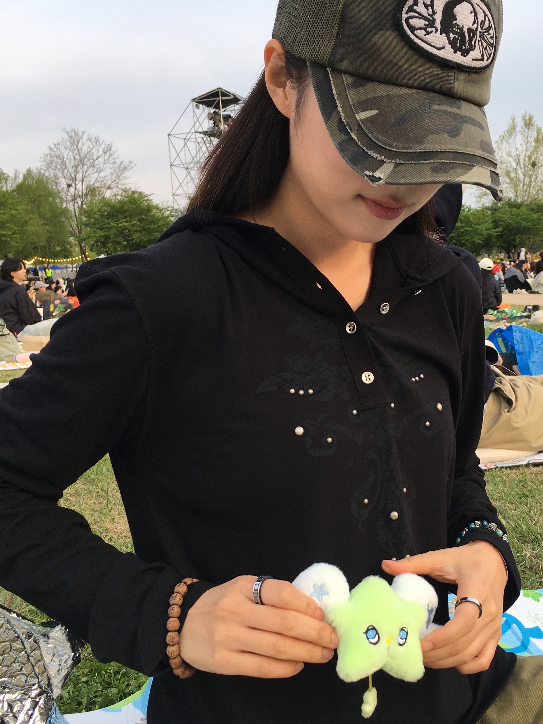 [더블적립] ETCE Skull Patch Trucker Cap Khaki, Diesel Dx1170 Stainless Steel Ring Set Silver Black (Set of 2) 착용 스타일 - 1