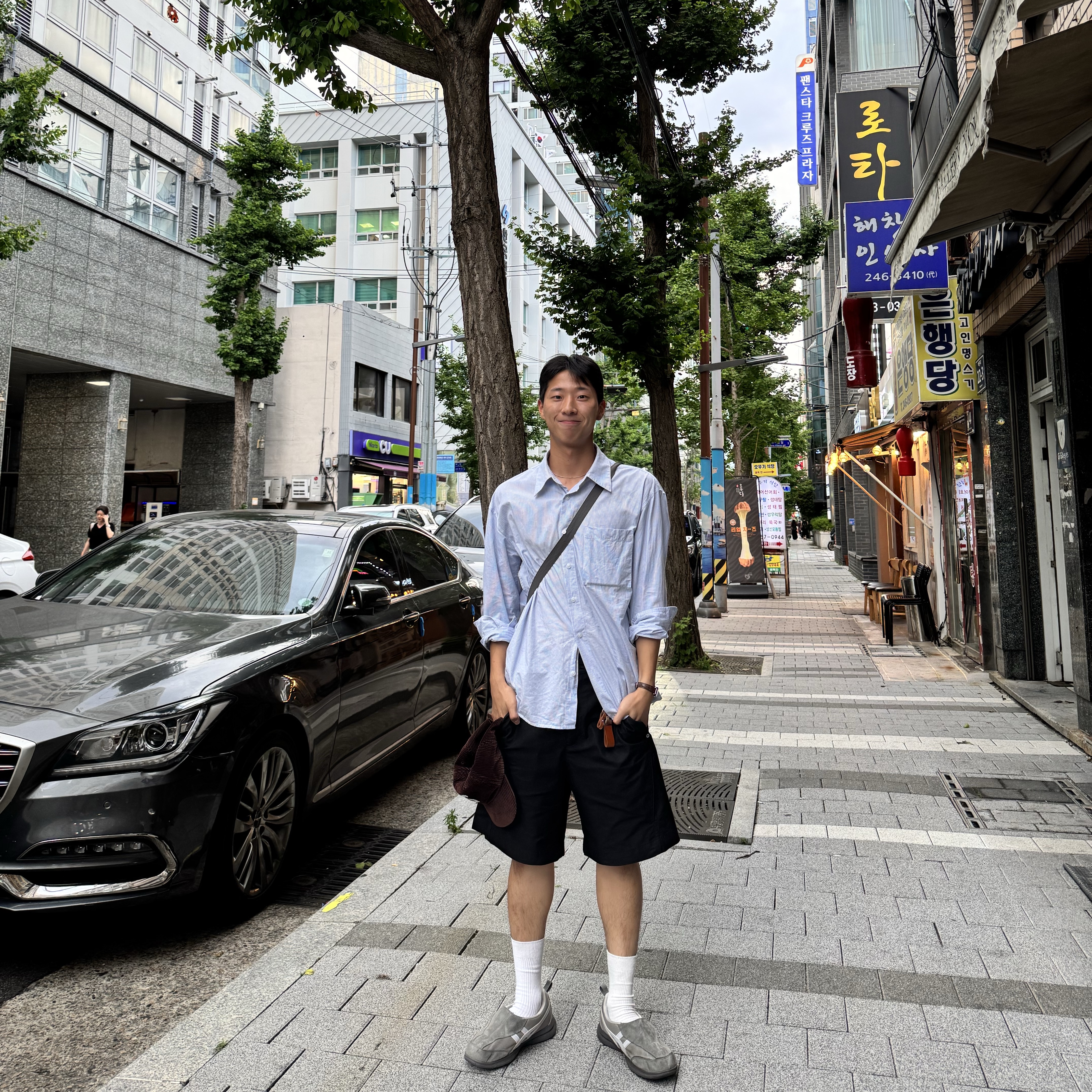 Matin Kim Cargo Cross Mini Bag Charcoal, Supreme Corduroy S Logo 6-Panel Dark Brown - 24FW 착용 스타일 - 2