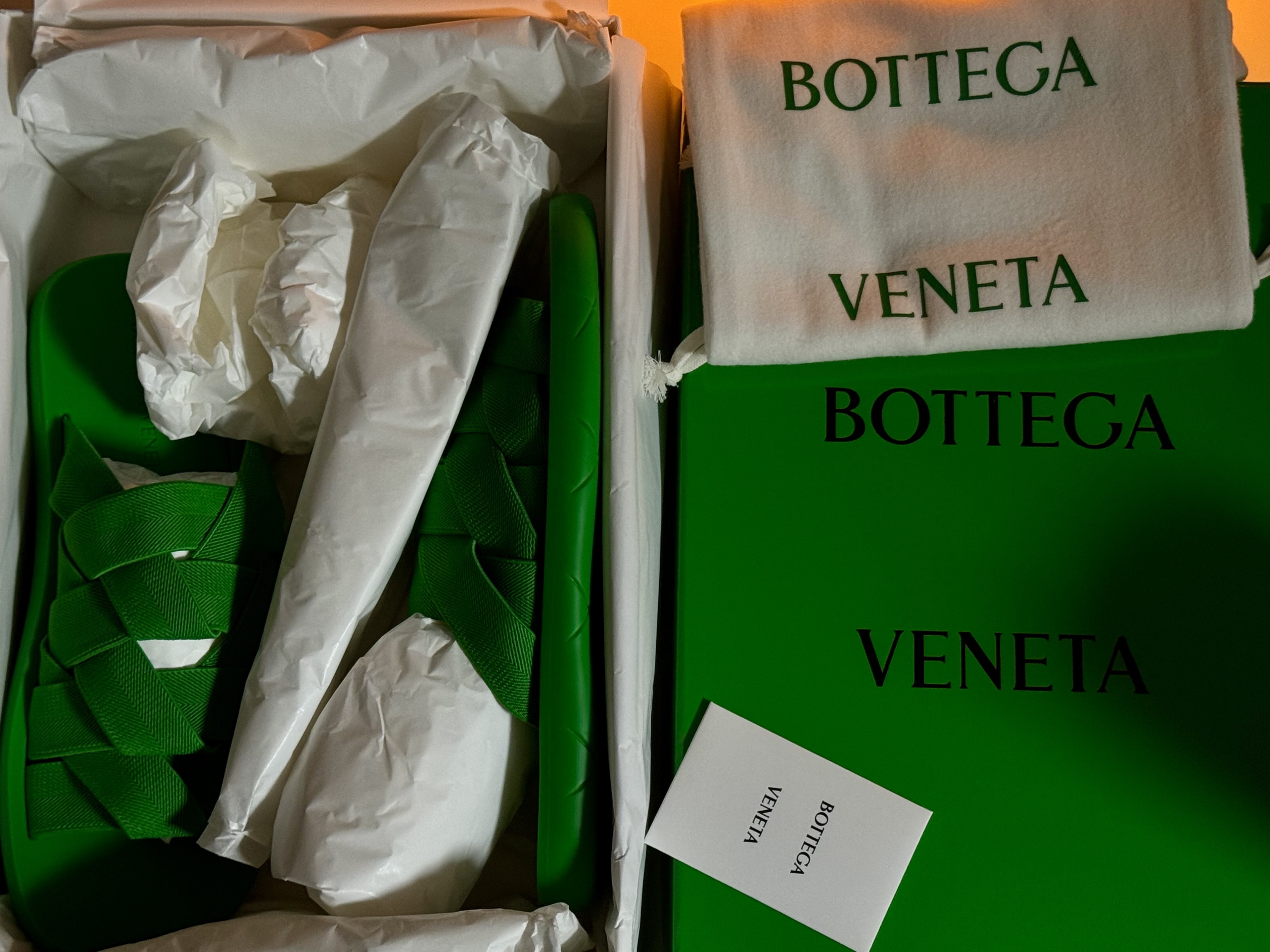 Bottega Veneta Plat Mule Grass, Bottega Veneta Plat Mule Black 착용 스타일 - 7