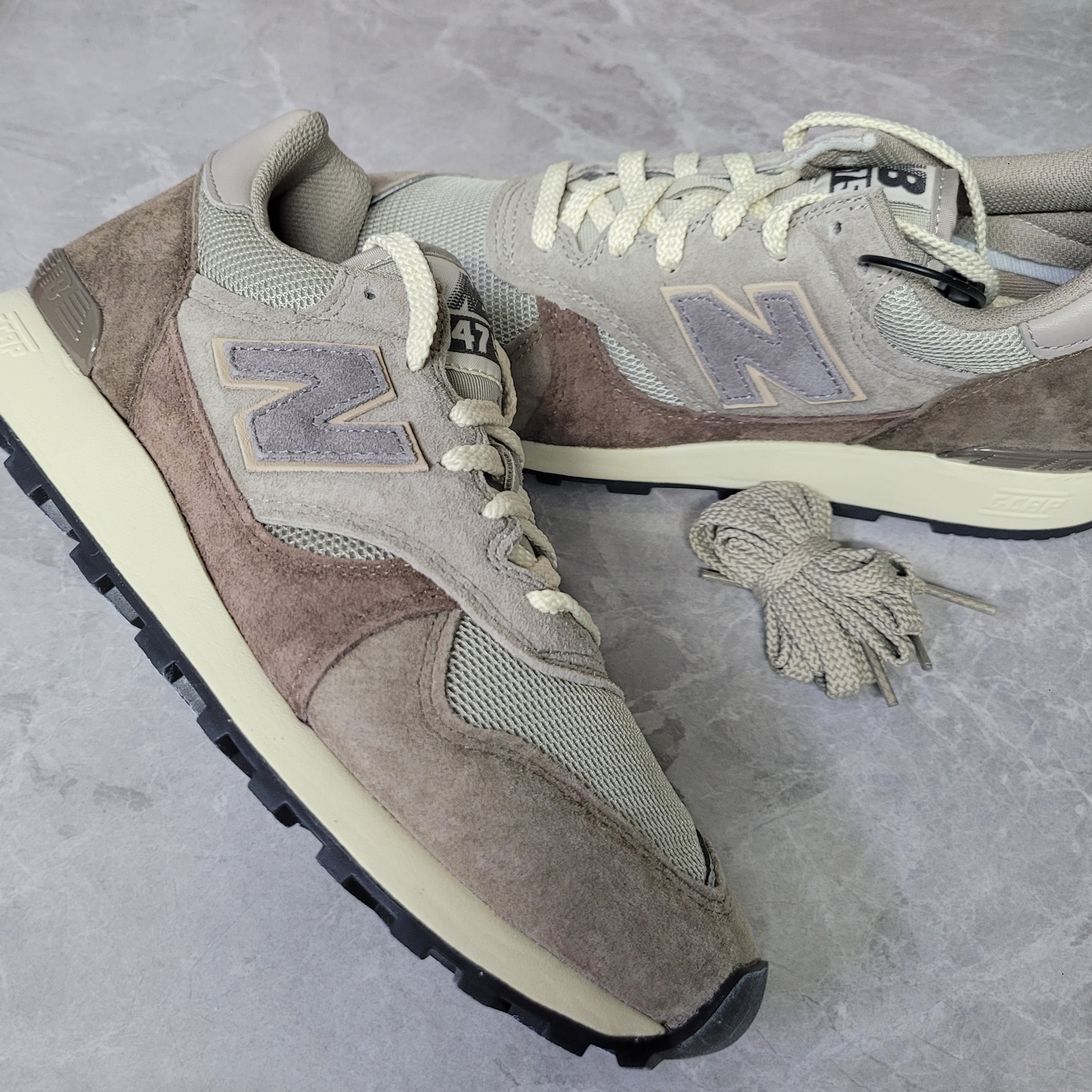 New Balance x Auralee 475 London Fog Taupe Gray, New Balance 1300 Made in USA Mirage Grey Monument 착용 스타일 - 1