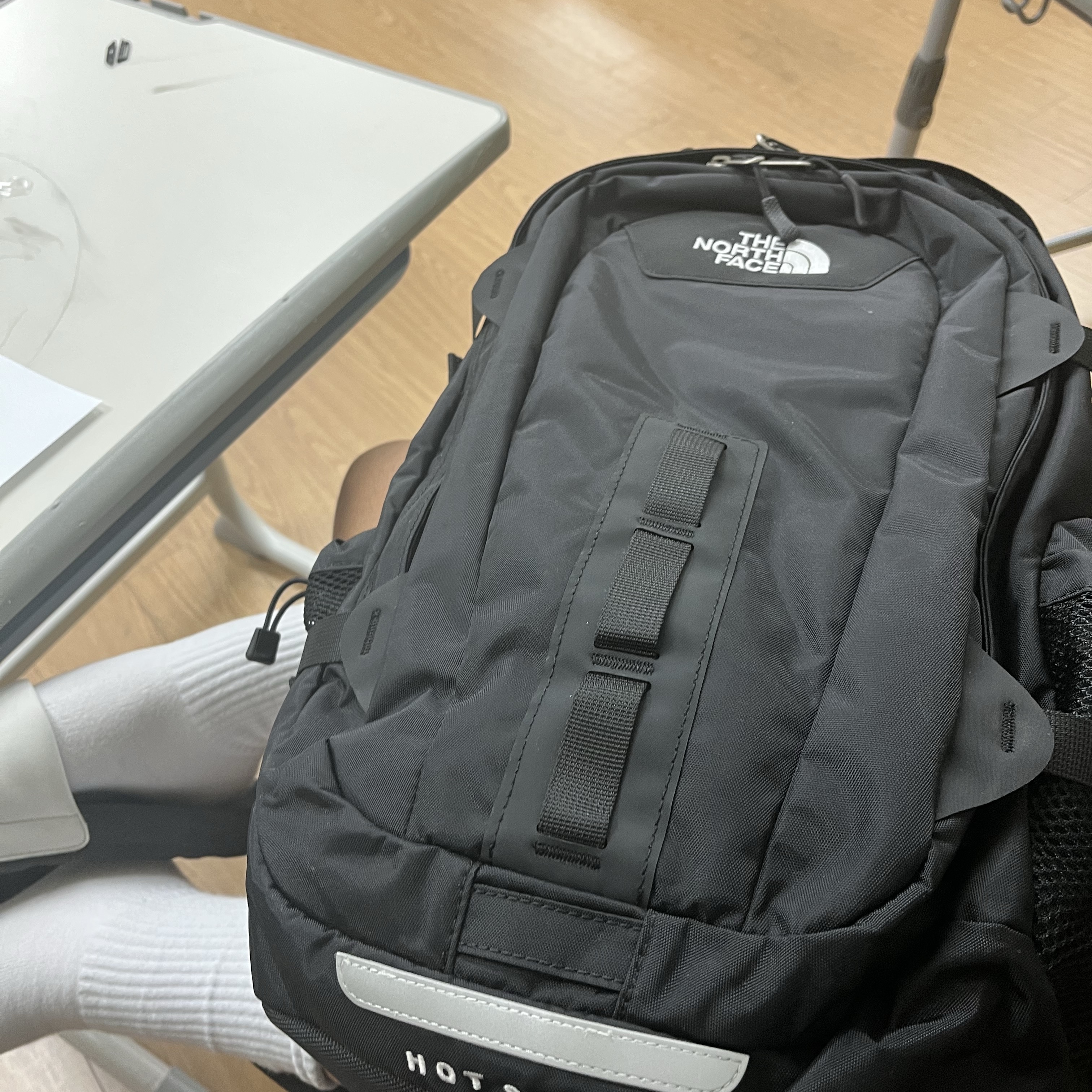 The North Face Hot Shot Black 착용 스타일