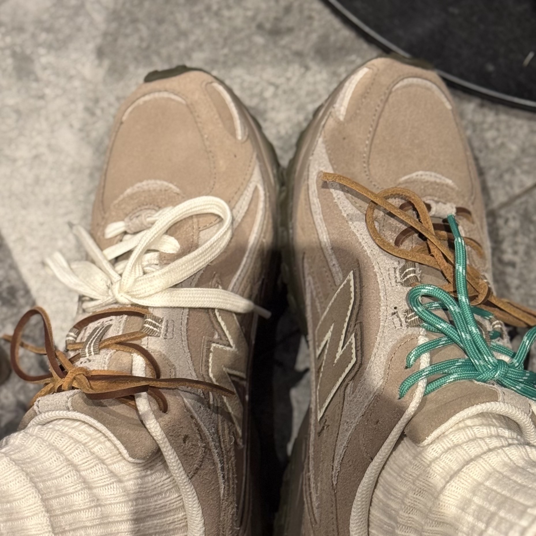 New Balance 204L Suede Mushroom Arid Stone, Ader Error Henrik Jeans Blue 착용 스타일 - 3