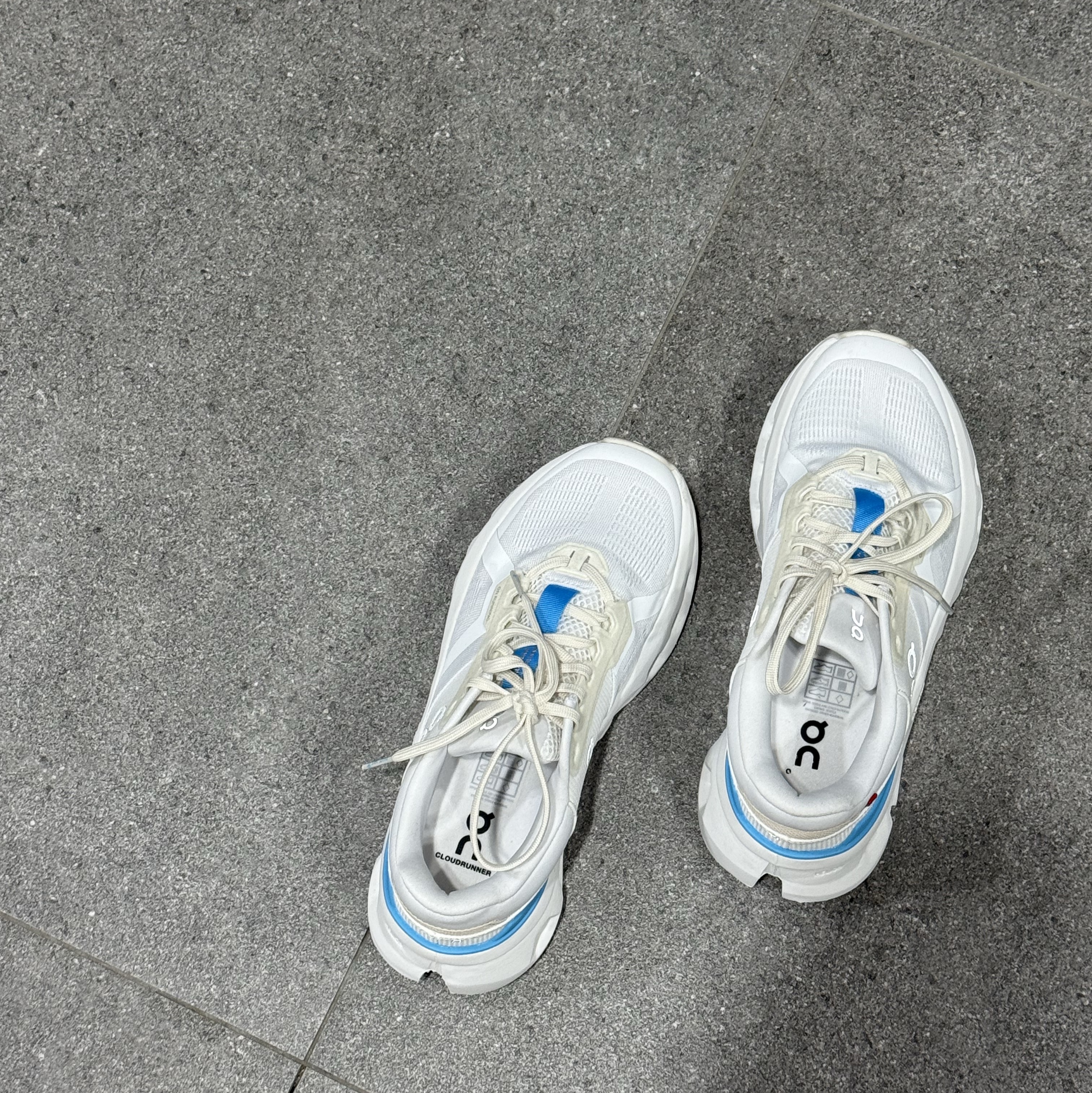 (W) On Running Cloudrunner 2 White Horizon 착용 스타일