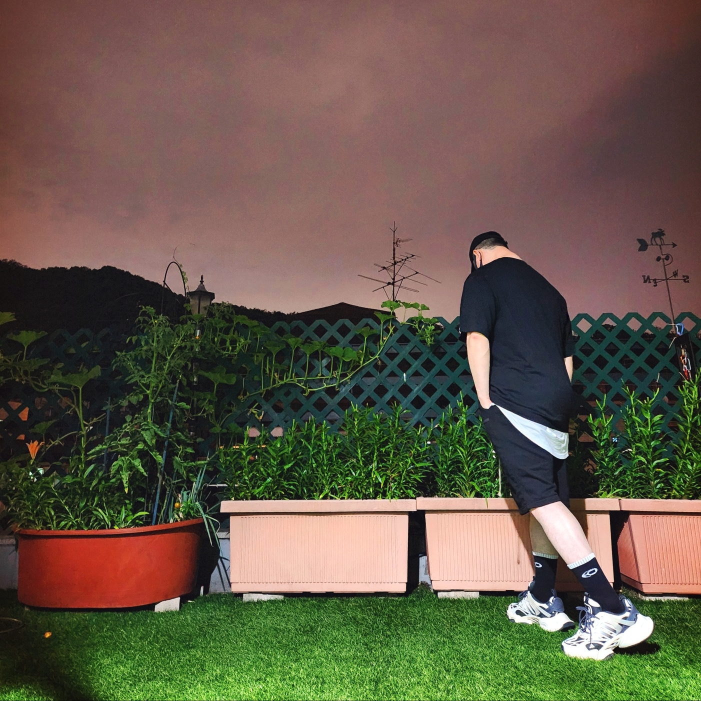 BAPE Photo Print Ape Head Relaxed Fit T-Shirt Black, Adidas XLG Runner Deluxe Beige Black 착용 스타일 - 2
