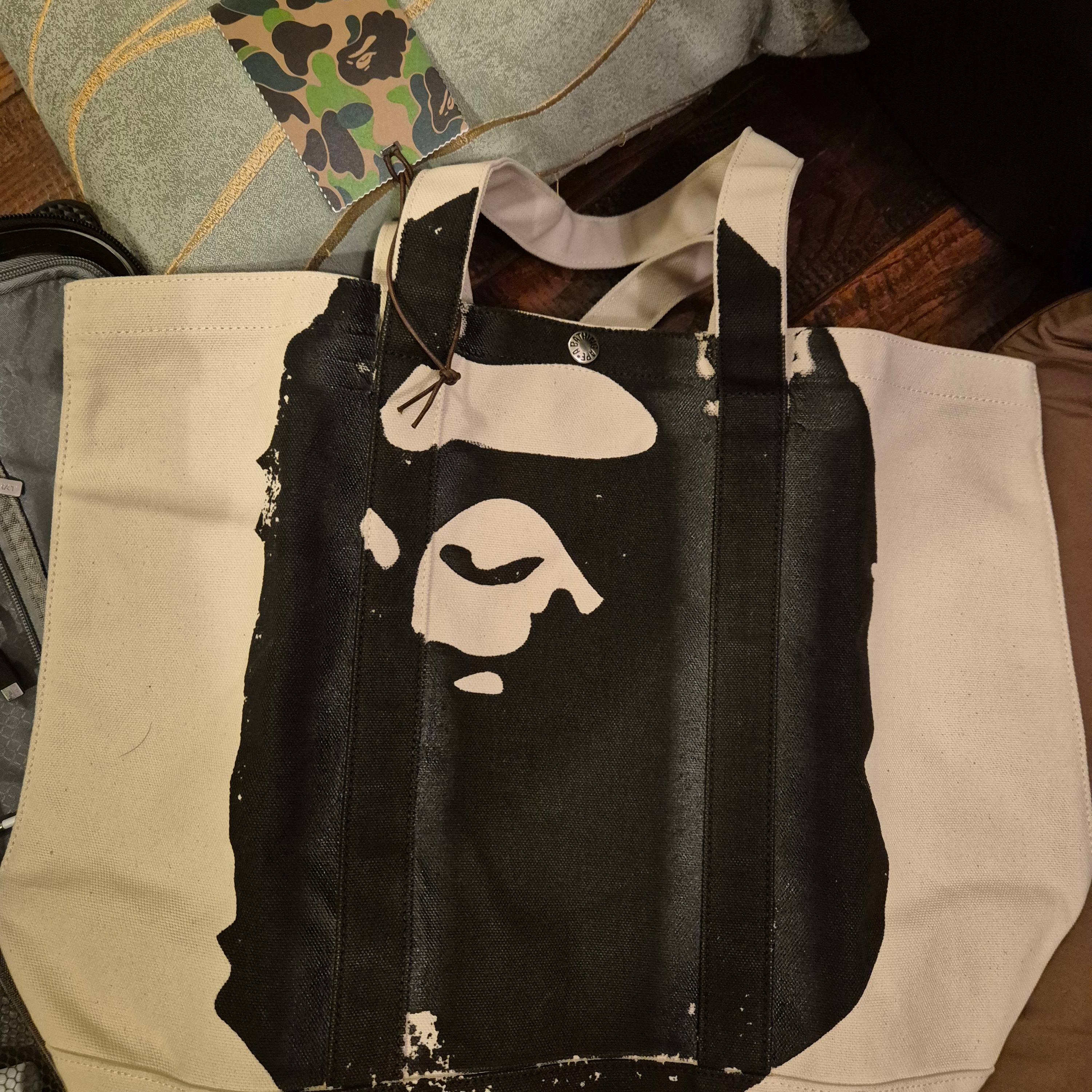 BAPE Big Ape Head Tote Bag Ivory 착용 스타일