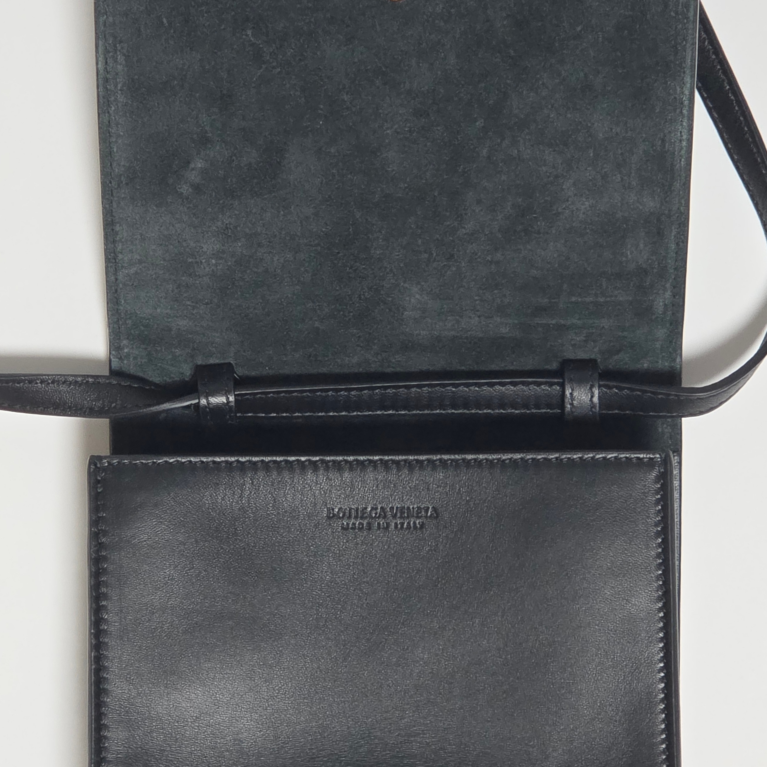 Bottega Veneta Intrecciato Crossbody Bag Black 착용 스타일 - 2