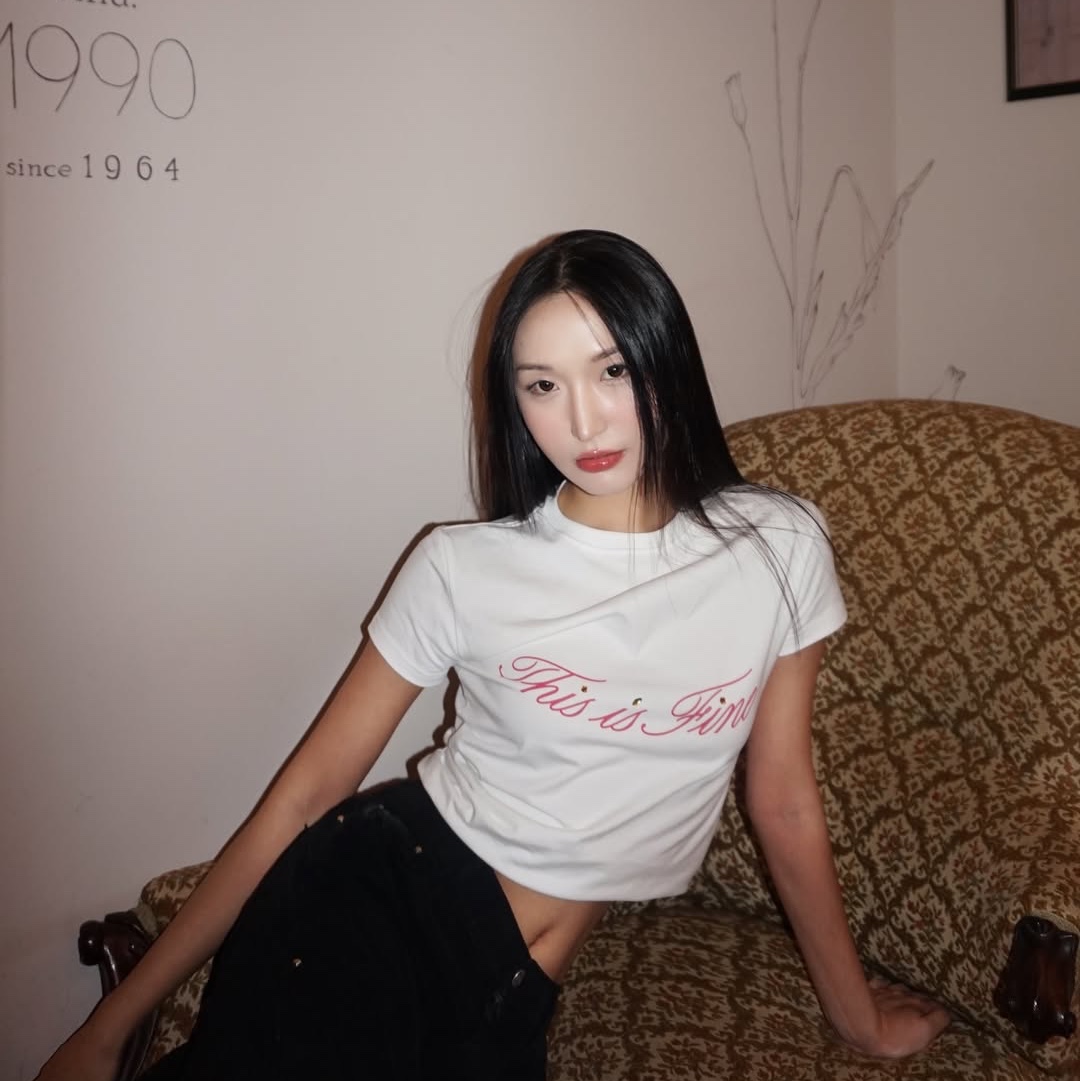 THIS IS FINE Cropped Signature Tee White 착용 스타일 - 2