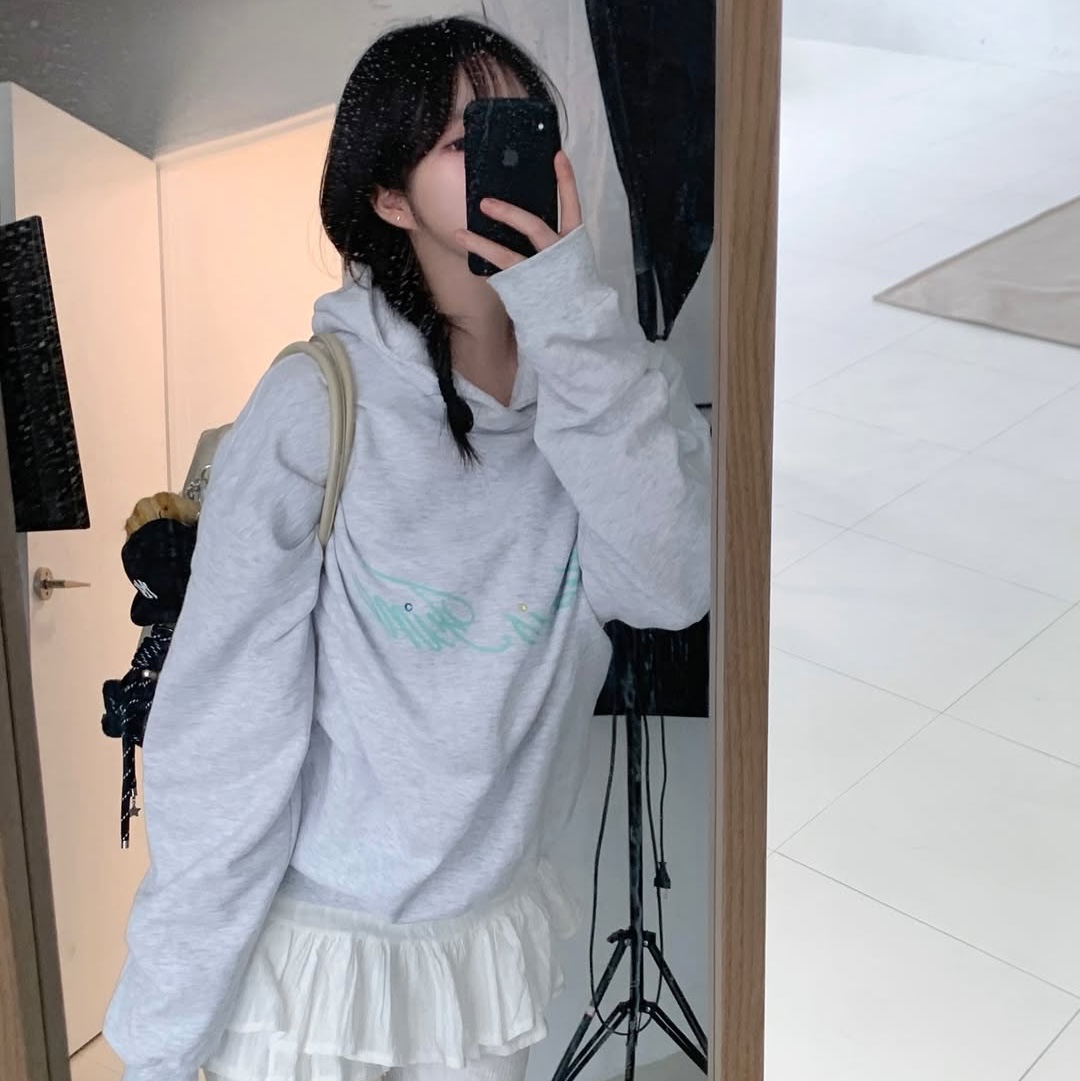 THIS IS FINE Standard Signature Hoodie Gray+TIF Blue 착용 스타일 - 2