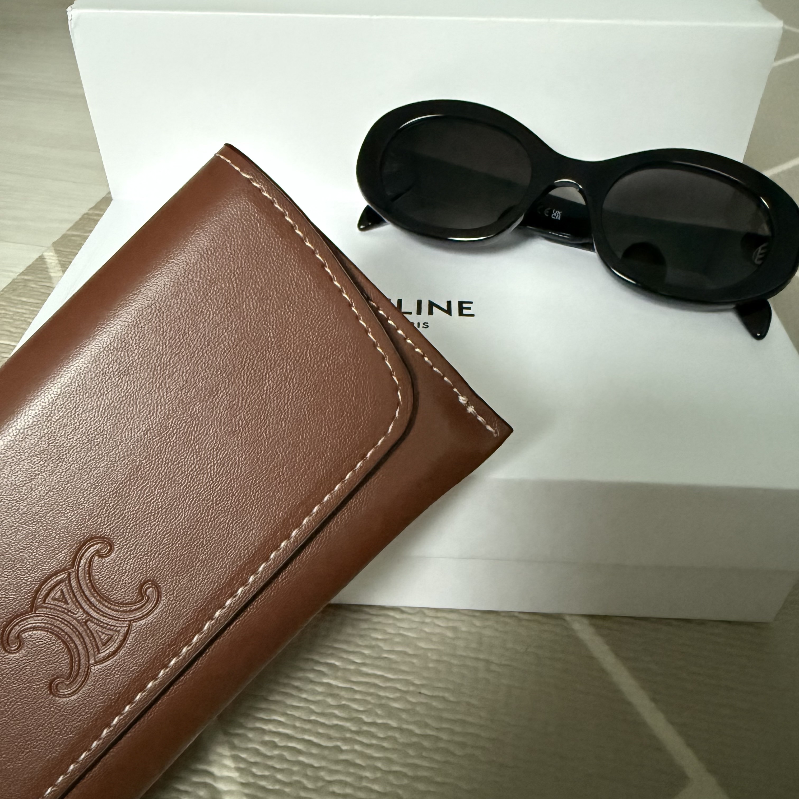 (W) Celine Triomphe 01 Sunglasses in Acetate Black 착용 스타일