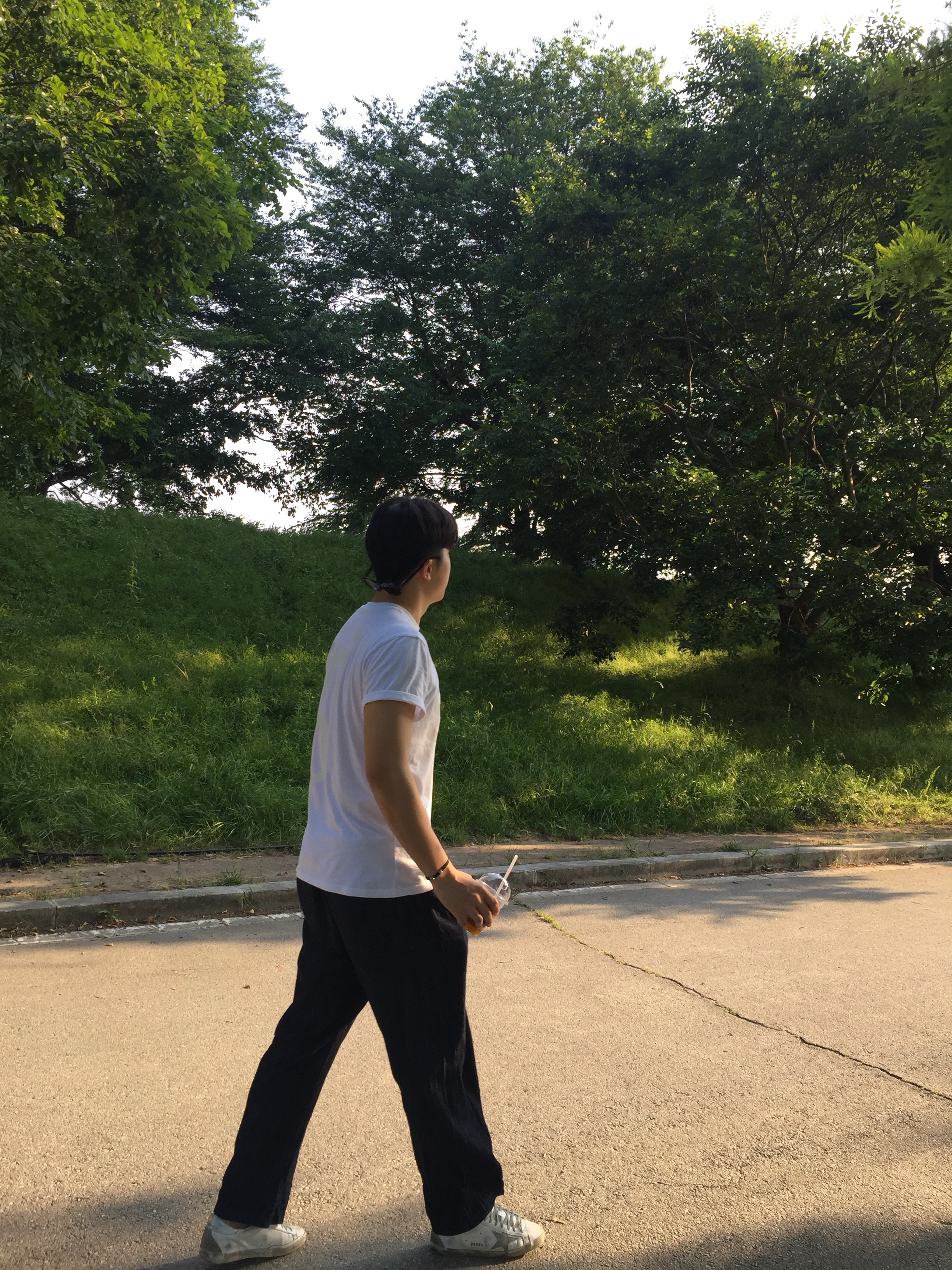 Golden Goose Superstar White Silver Heel Tab Sneakers 착용 스타일 - 1