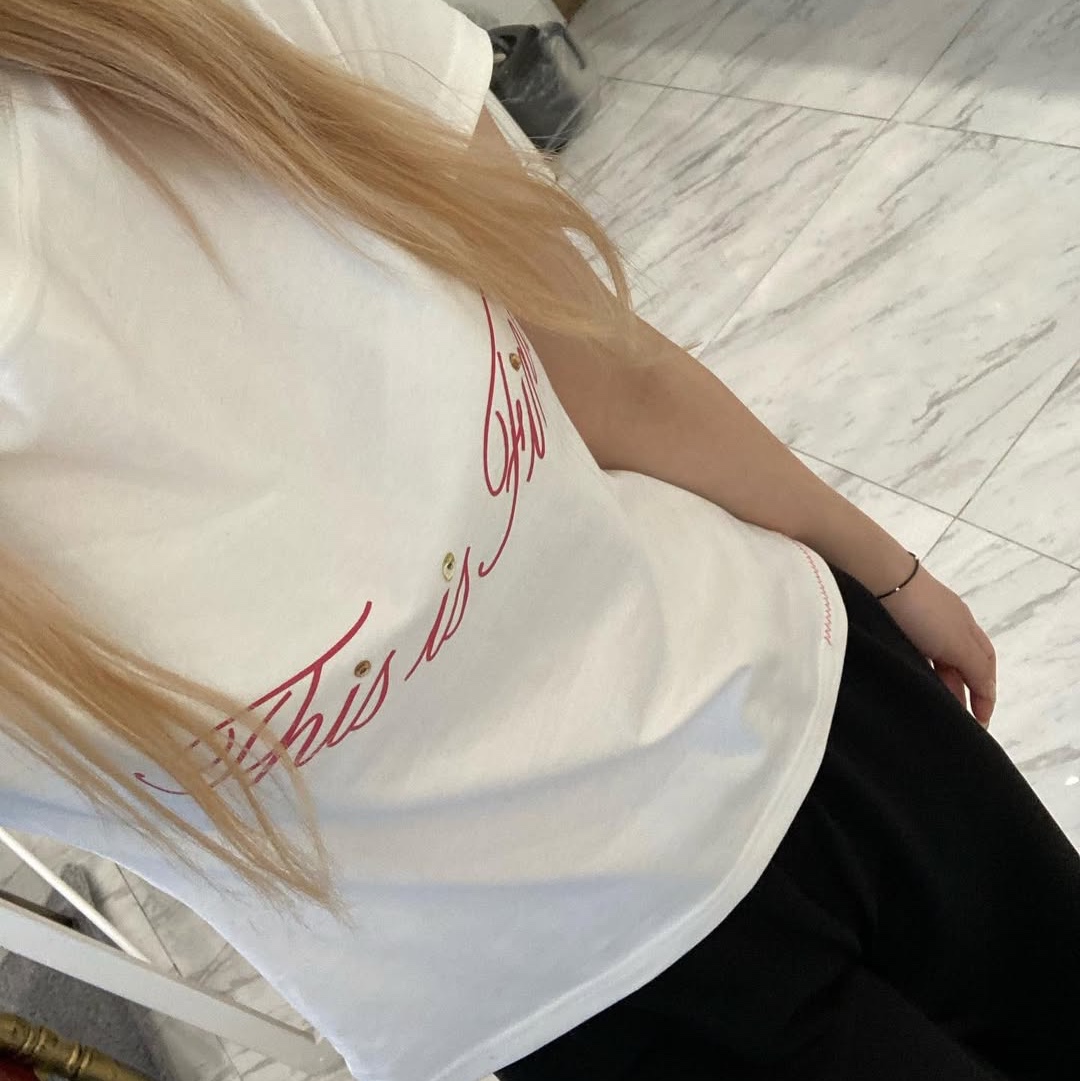 THIS IS FINE Cropped Signature Tee White 착용 스타일 - 6