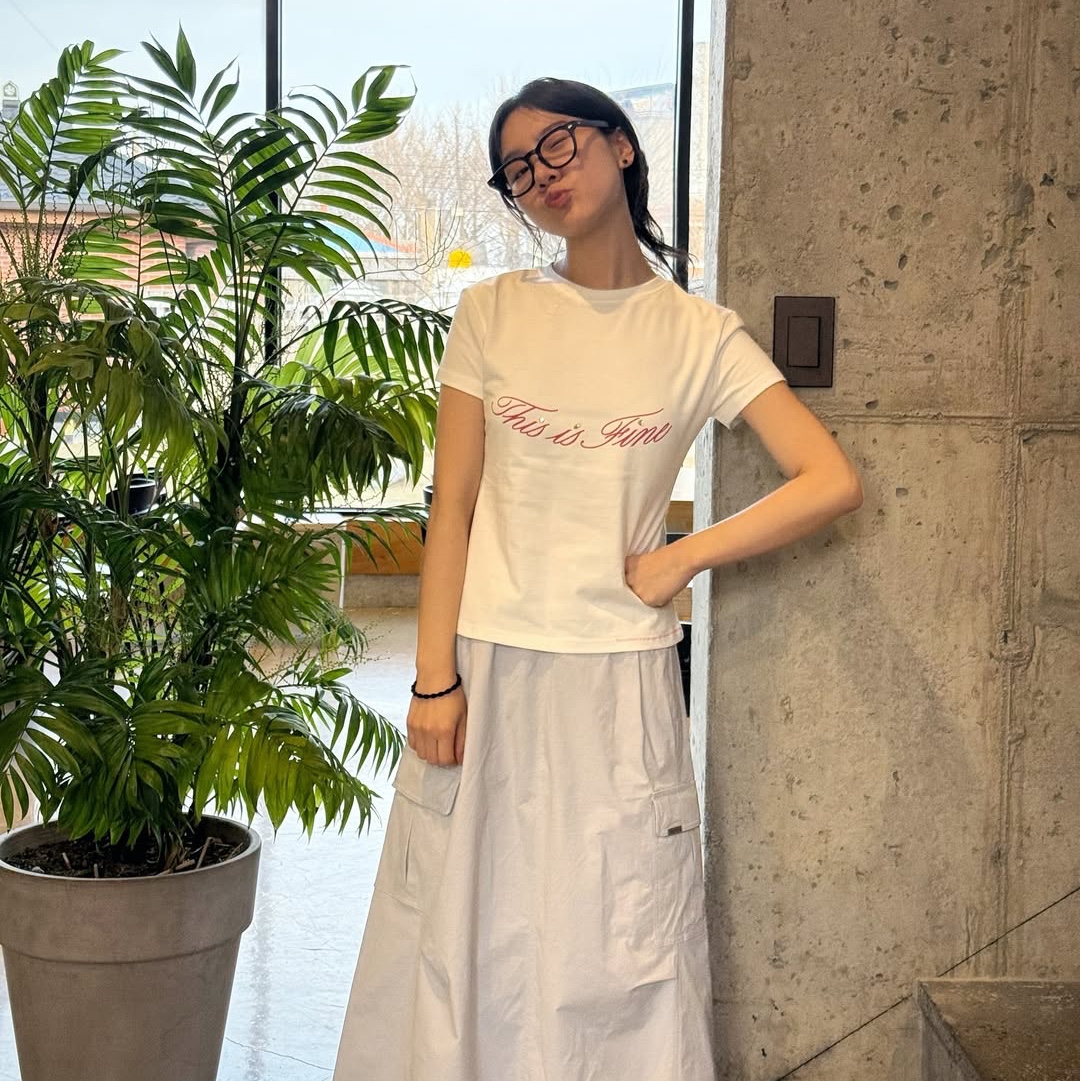 THIS IS FINE Cropped Signature Tee White 착용 스타일 - 5
