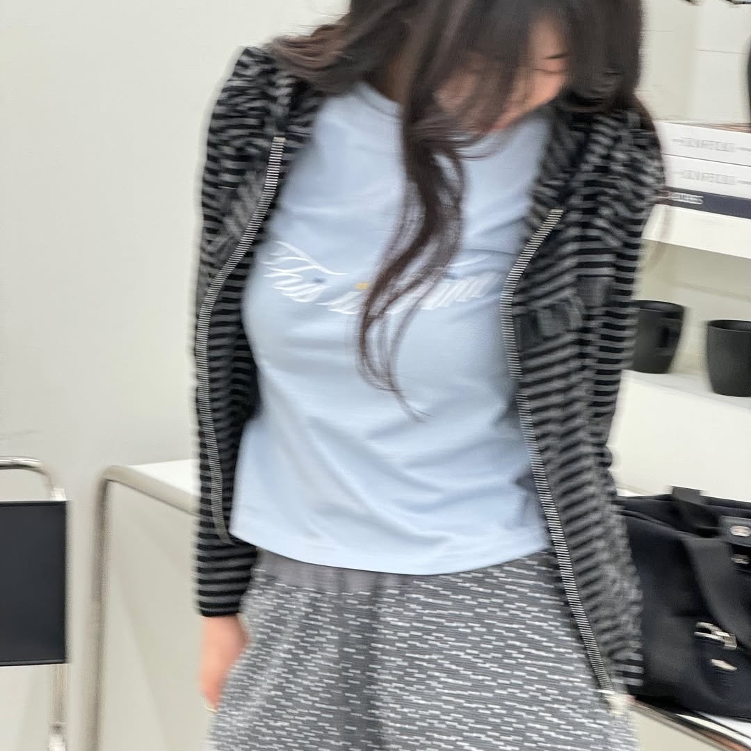 THIS IS FINE Cropped Signature Tee Sky 착용 스타일 - 2