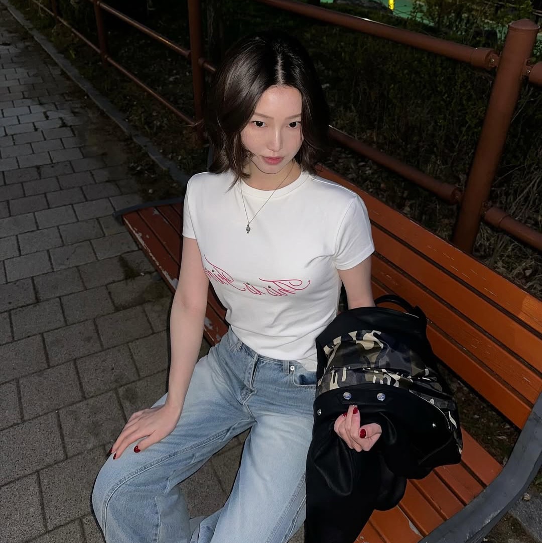 THIS IS FINE Baby Cropped Tee White, THIS IS FINE Cropped Signature Tee White 착용 스타일 - 2