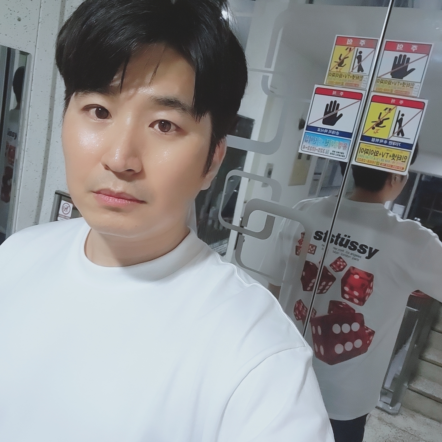Stussy Rollers T-Shirt White 착용 스타일 - 2