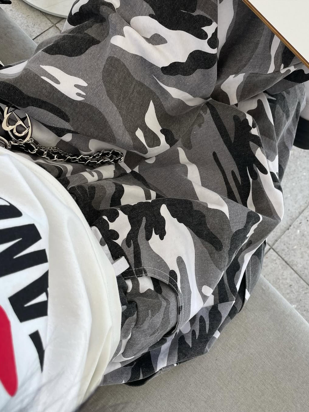 SLOW RECORD HOUSE Carpenter Bermuda Wide Camo Pants White 착용 스타일 - 6