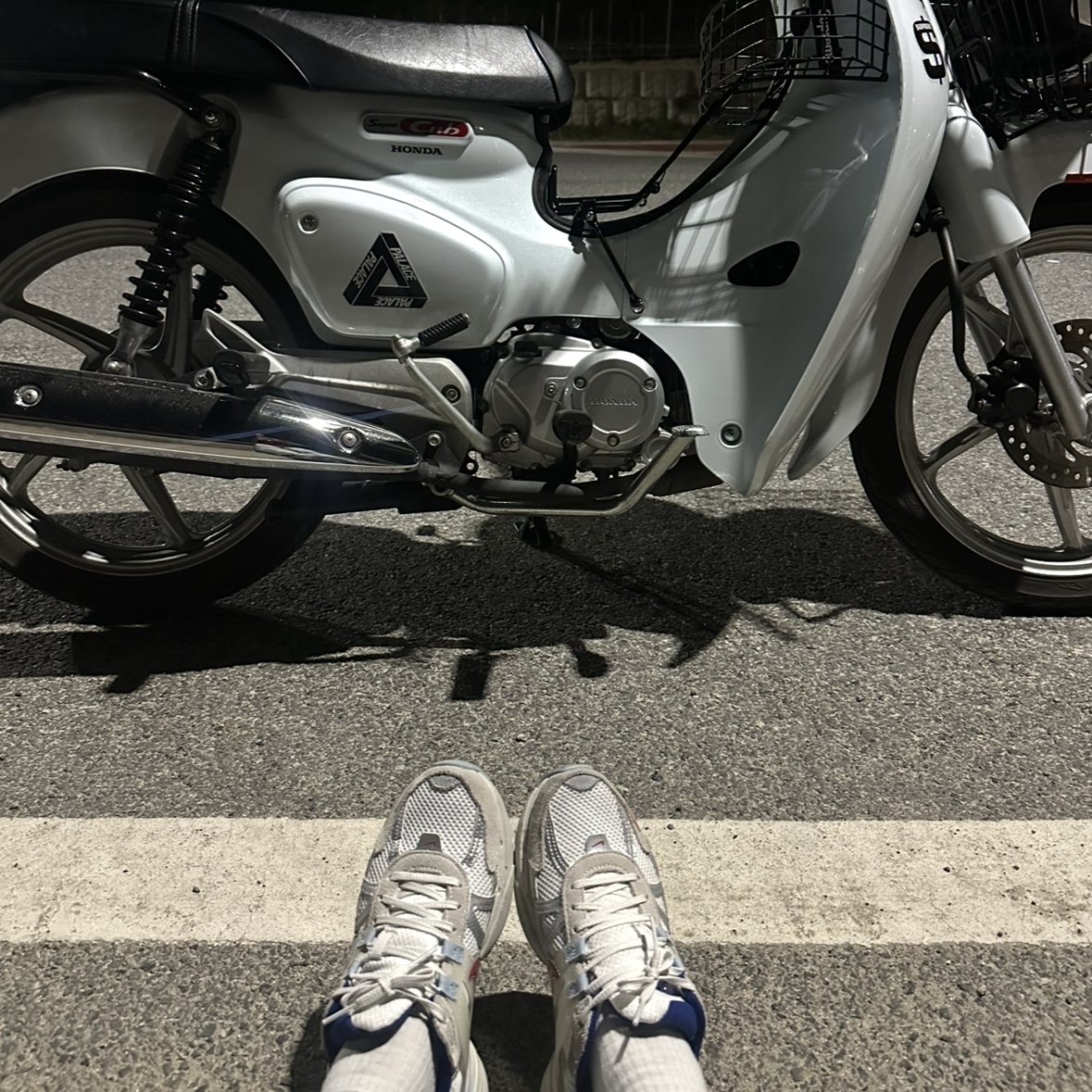 Nike V2K Run Metallic Silver Gym Red 착용 스타일