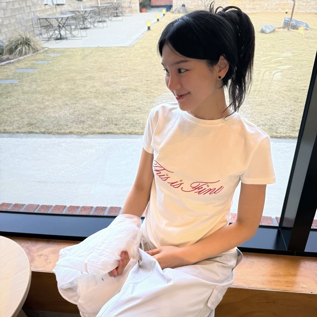 THIS IS FINE Cropped Signature Tee White 착용 스타일 - 3