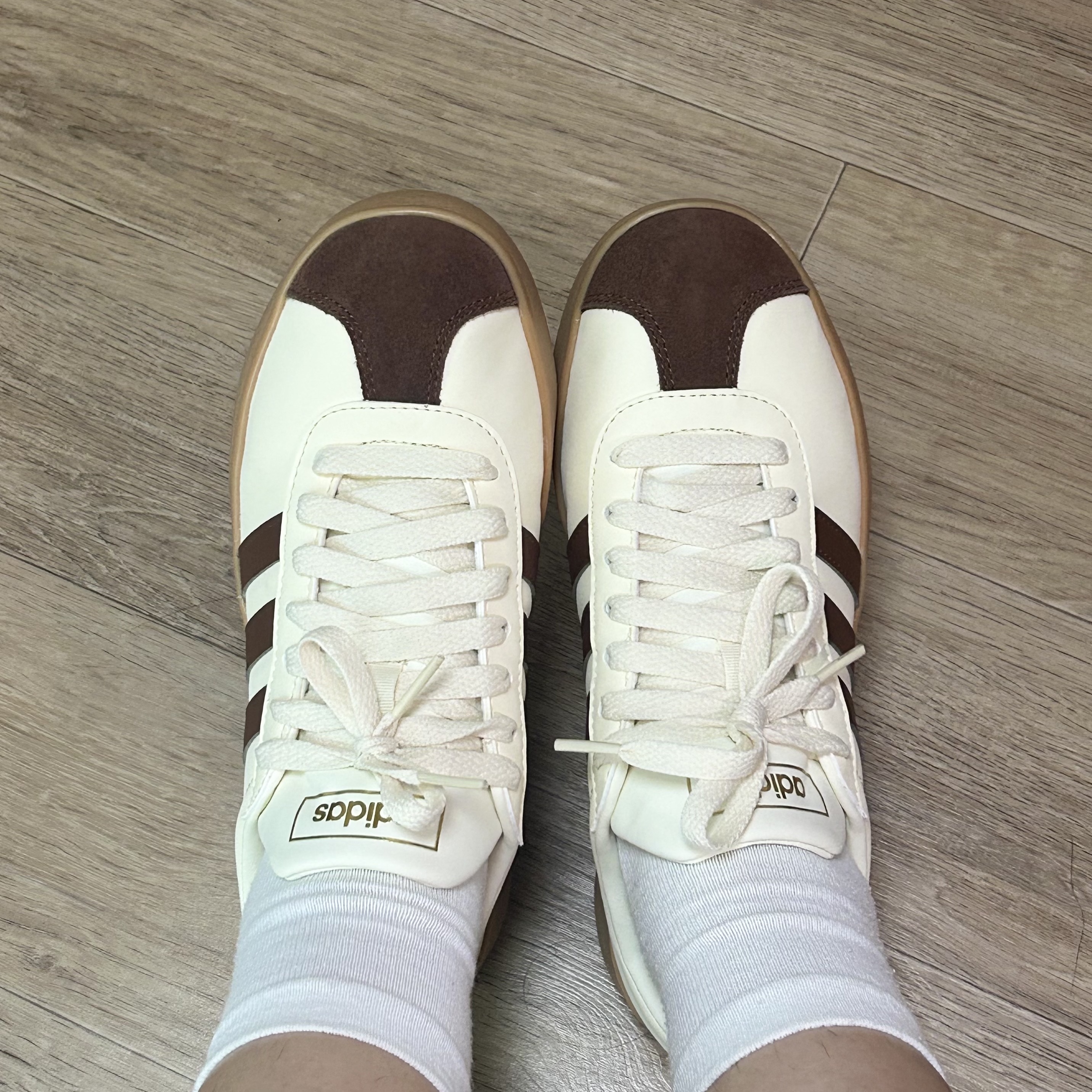 Adidas VL Court 2.0 Cream Brown 착용 스타일 - 1