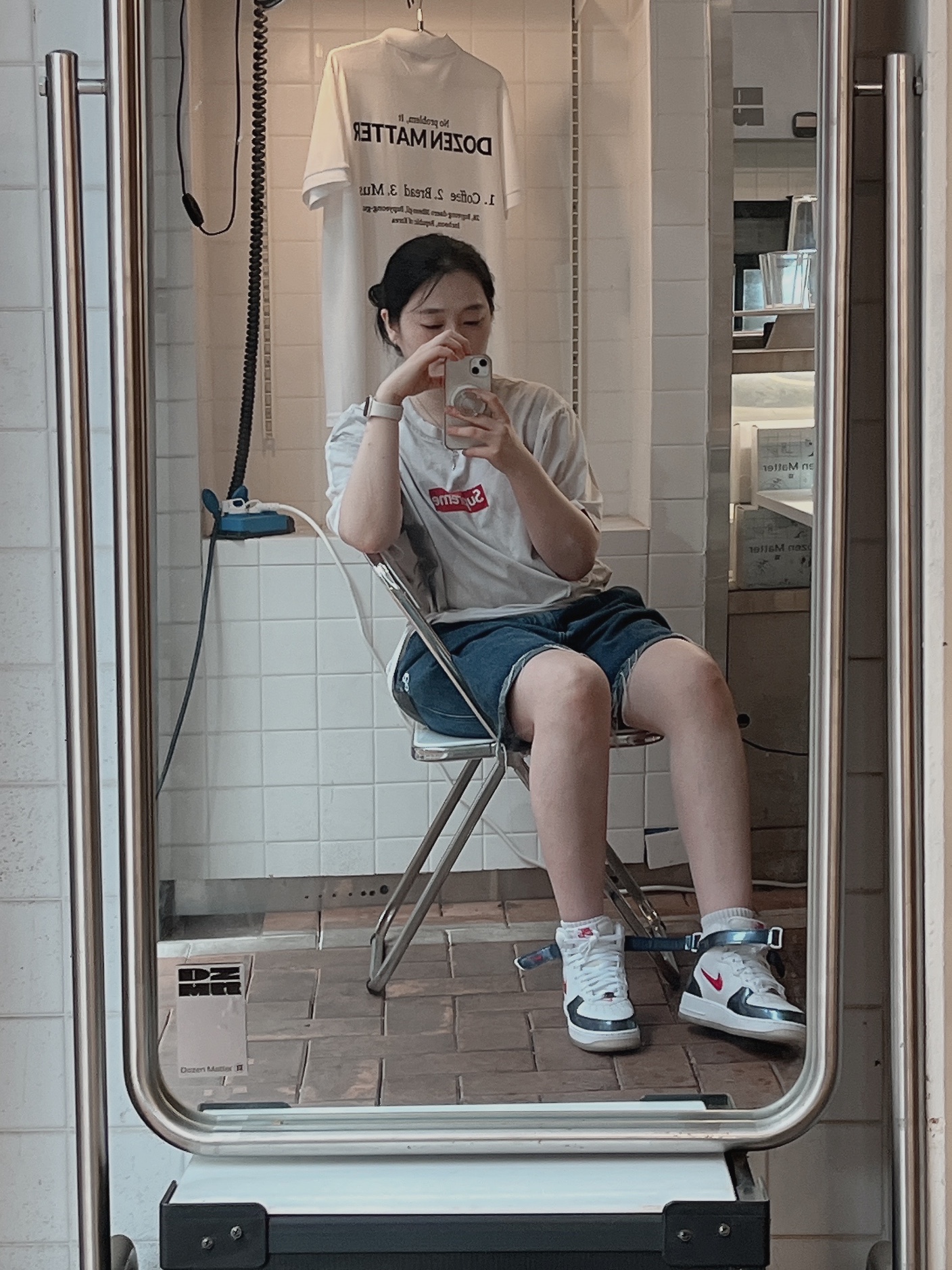 Supreme x MM6 Maison Margiela Box Logo T-Shirt White - 24SS, Nike Air Force 1 Mid QS University Red and Midnight Navy 착용 스타일 - 2