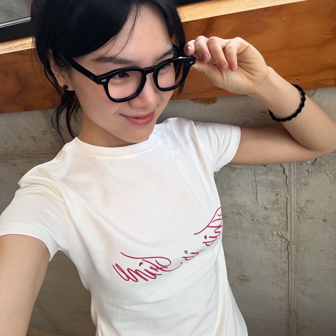 THIS IS FINE Cropped Signature Tee White 착용 스타일 - 1