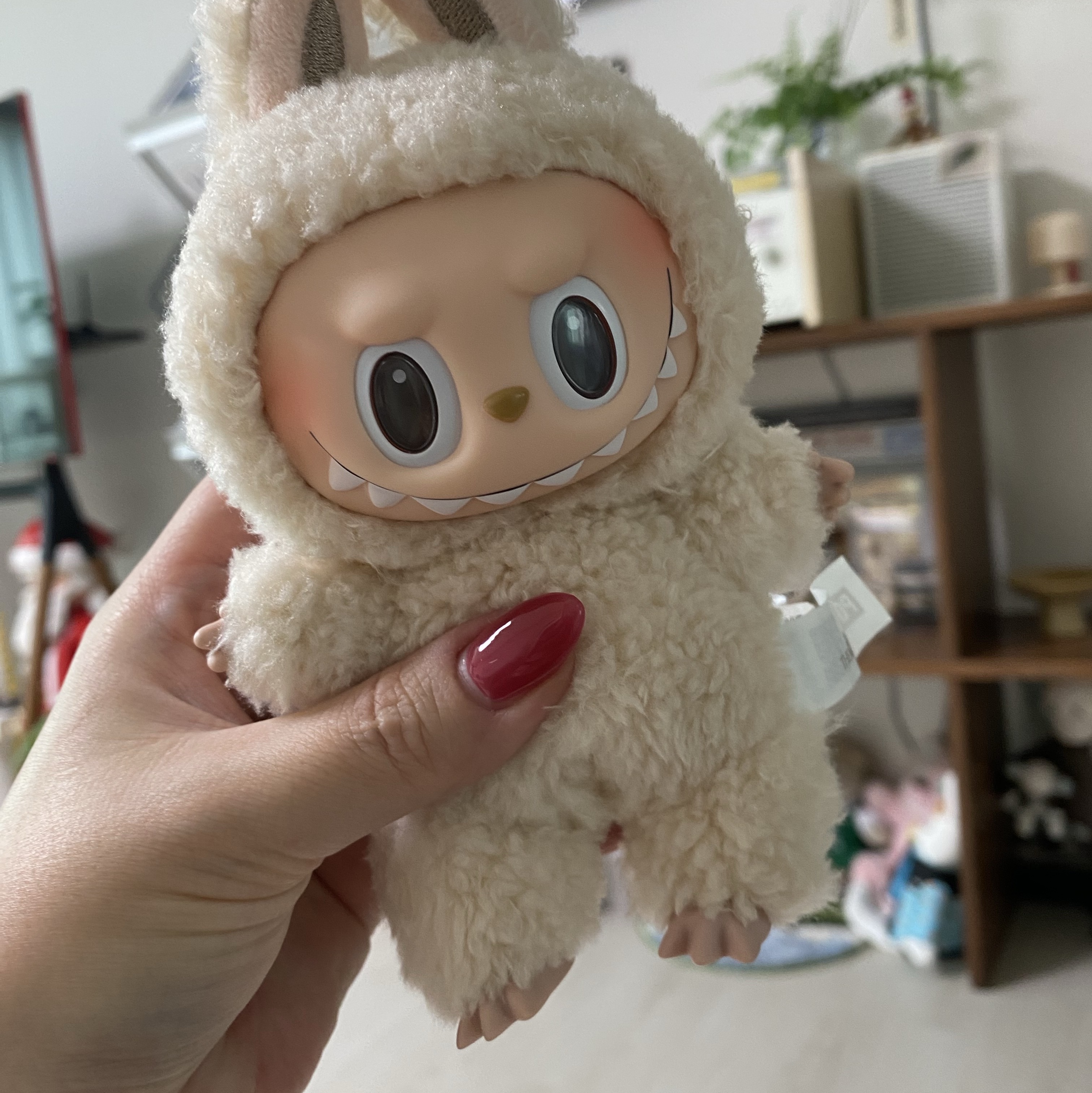 Pop Mart Labubu The Monsters Labubu Tasty Macarons Series Soymilk Keyring 착용 스타일